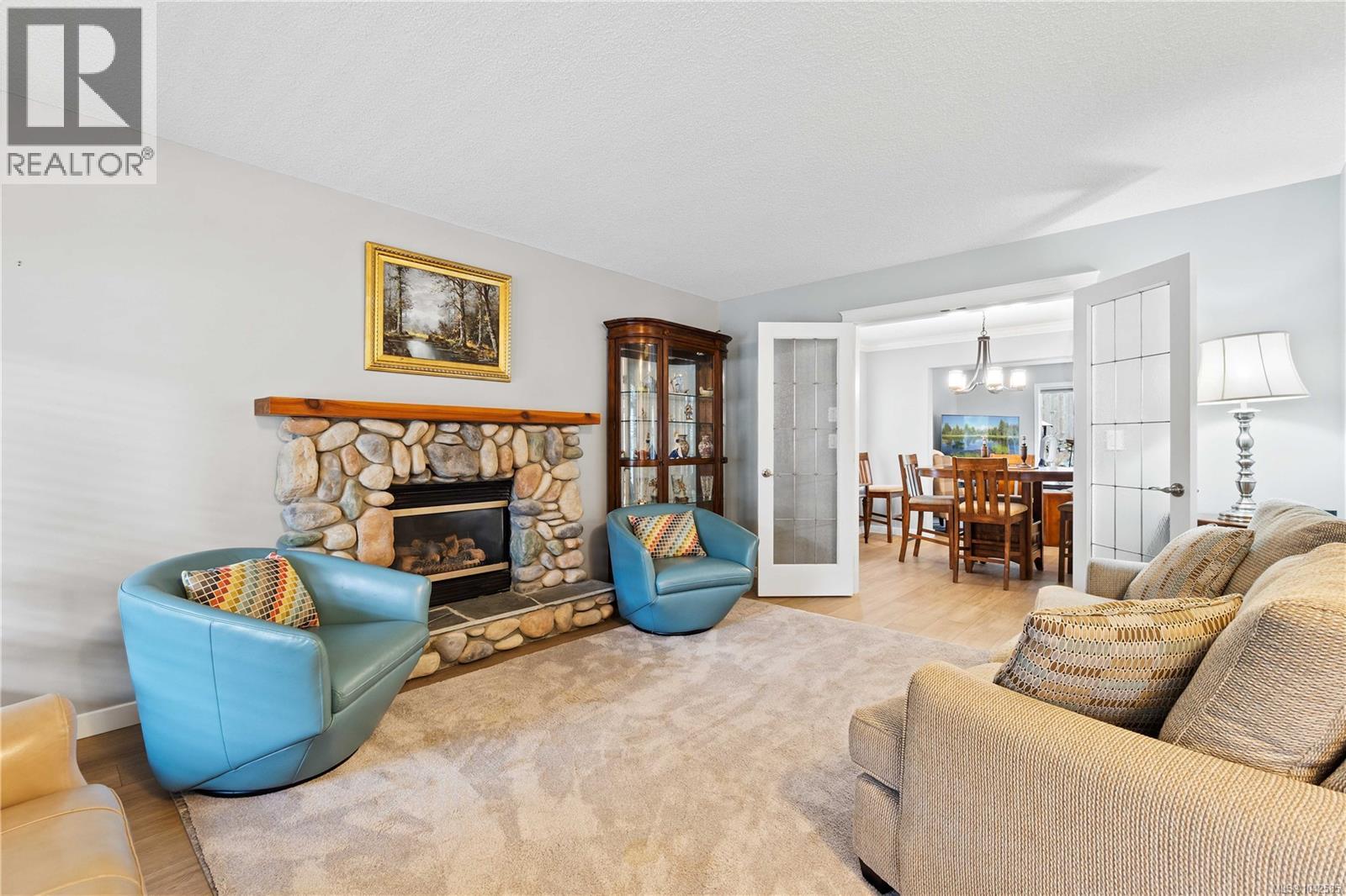 4938 Hartwig Cres - 2