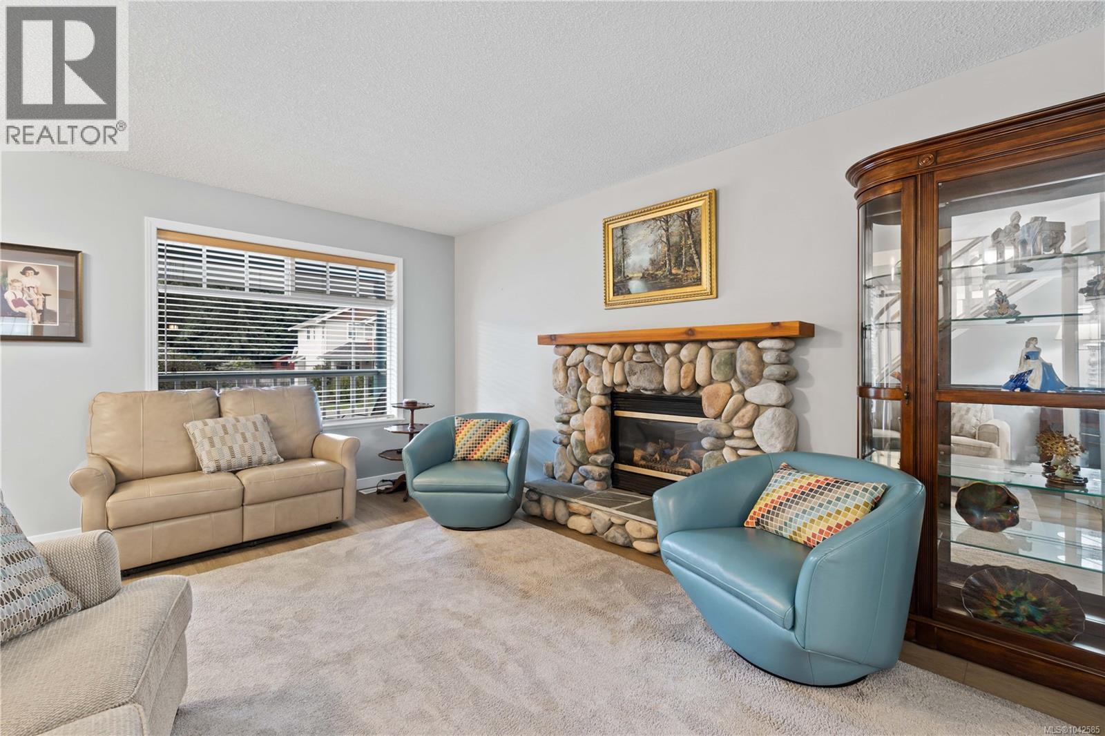 4938 Hartwig Cres - 3