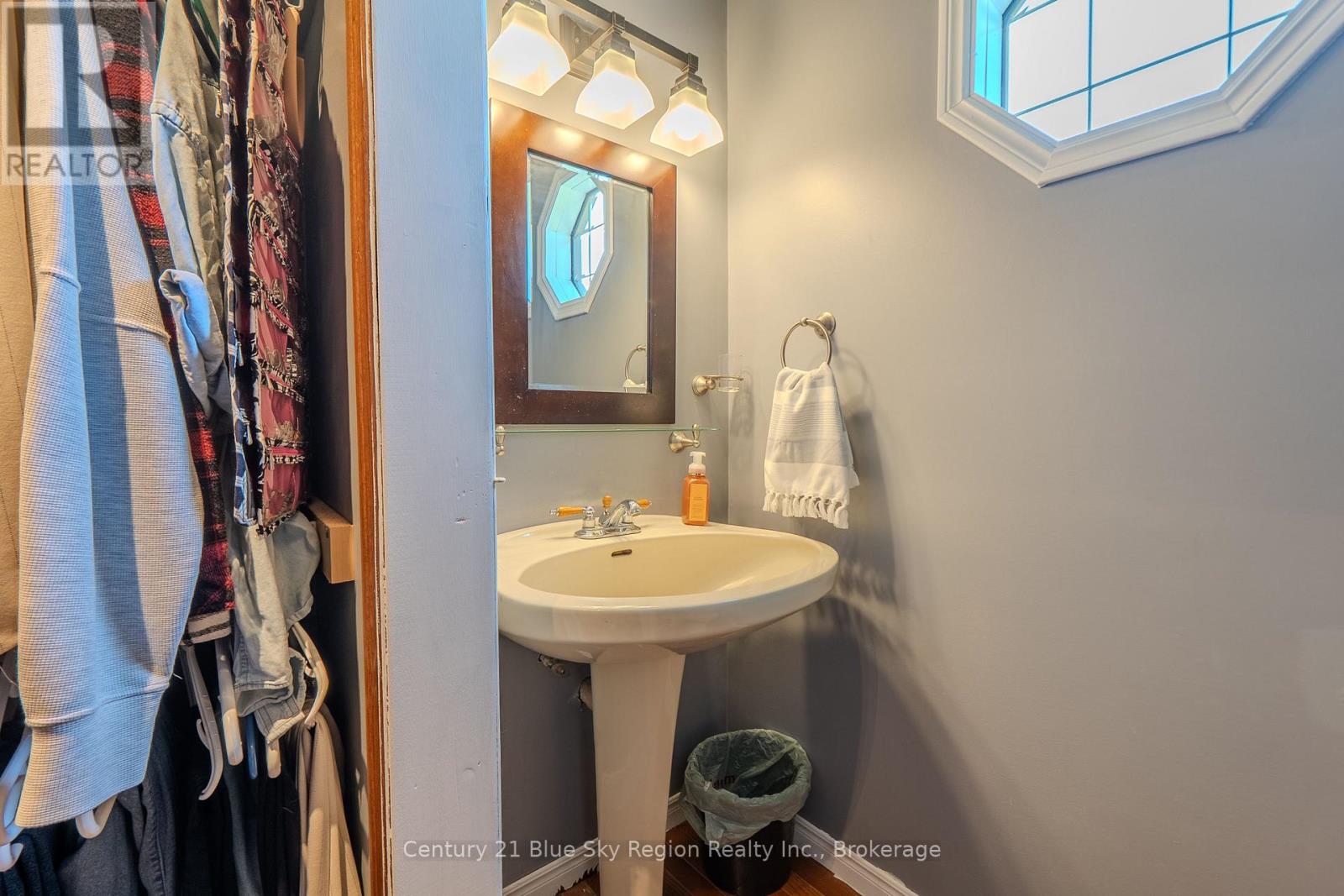 1033 CENTENNIAL CRESCENT - 32