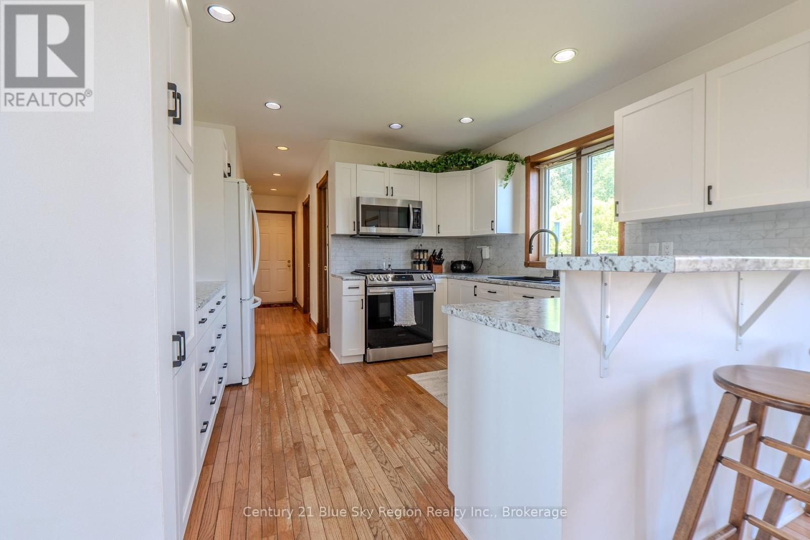 1033 CENTENNIAL CRESCENT - 6