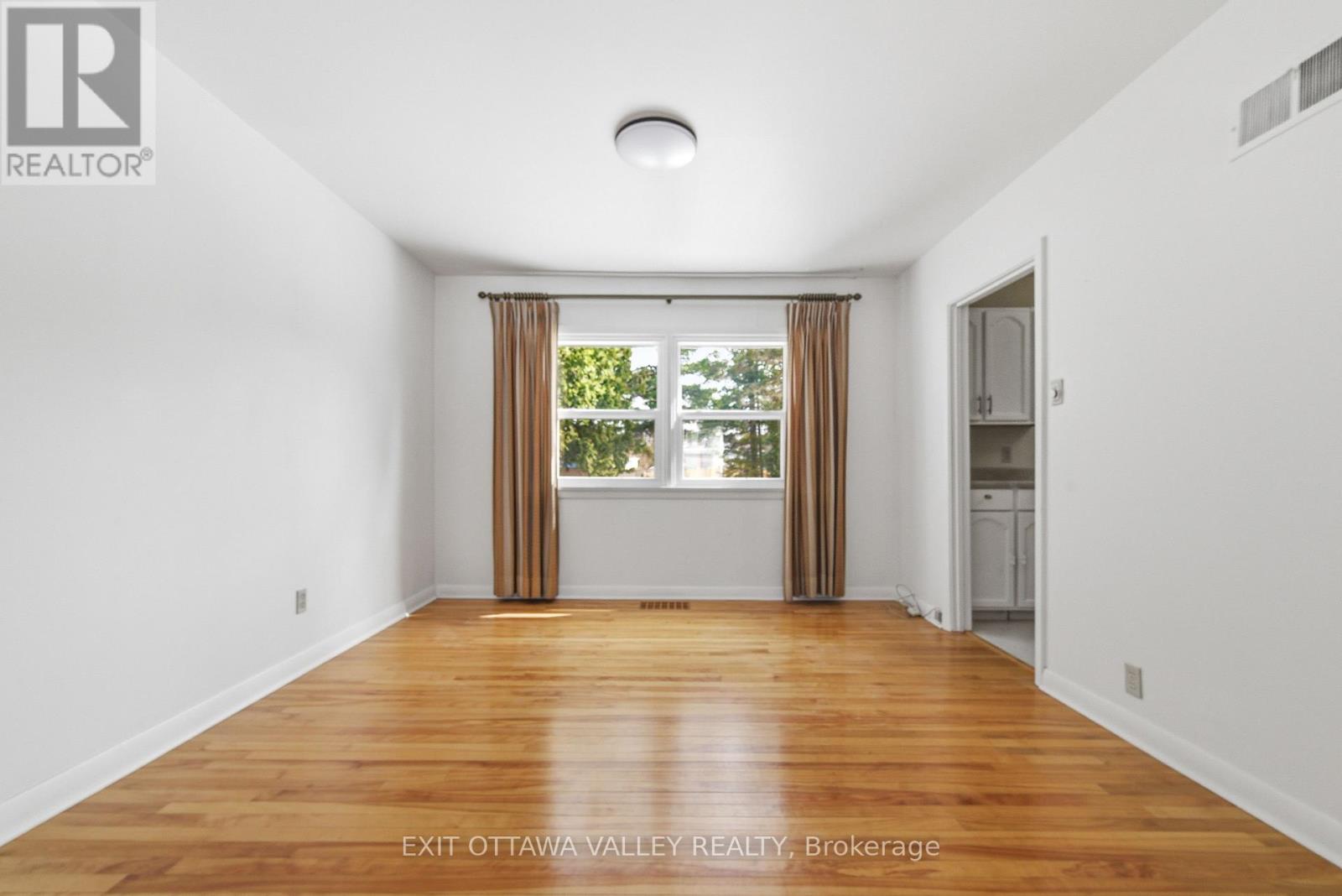 22 CABOT PLACE - 12