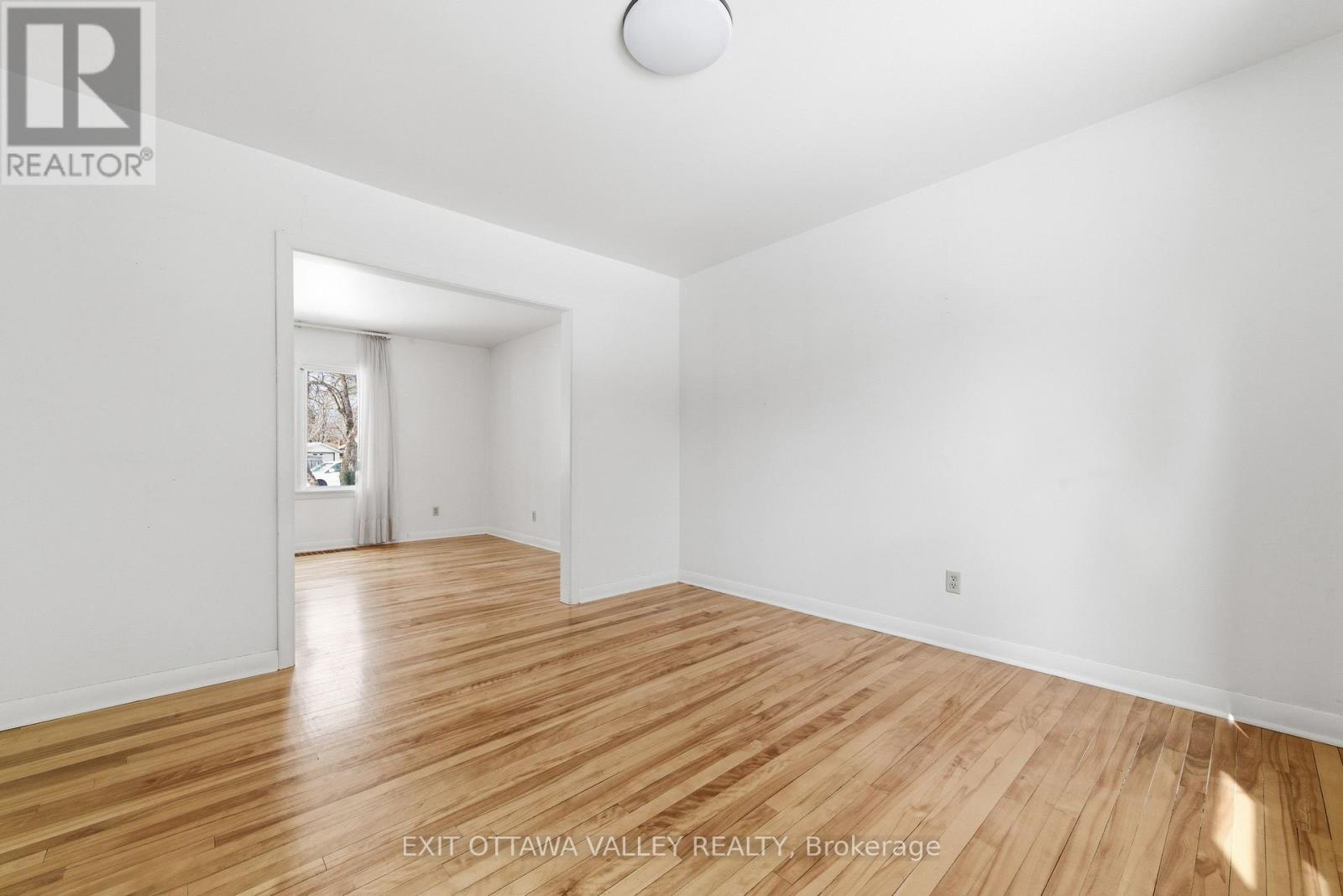 22 CABOT PLACE - 13