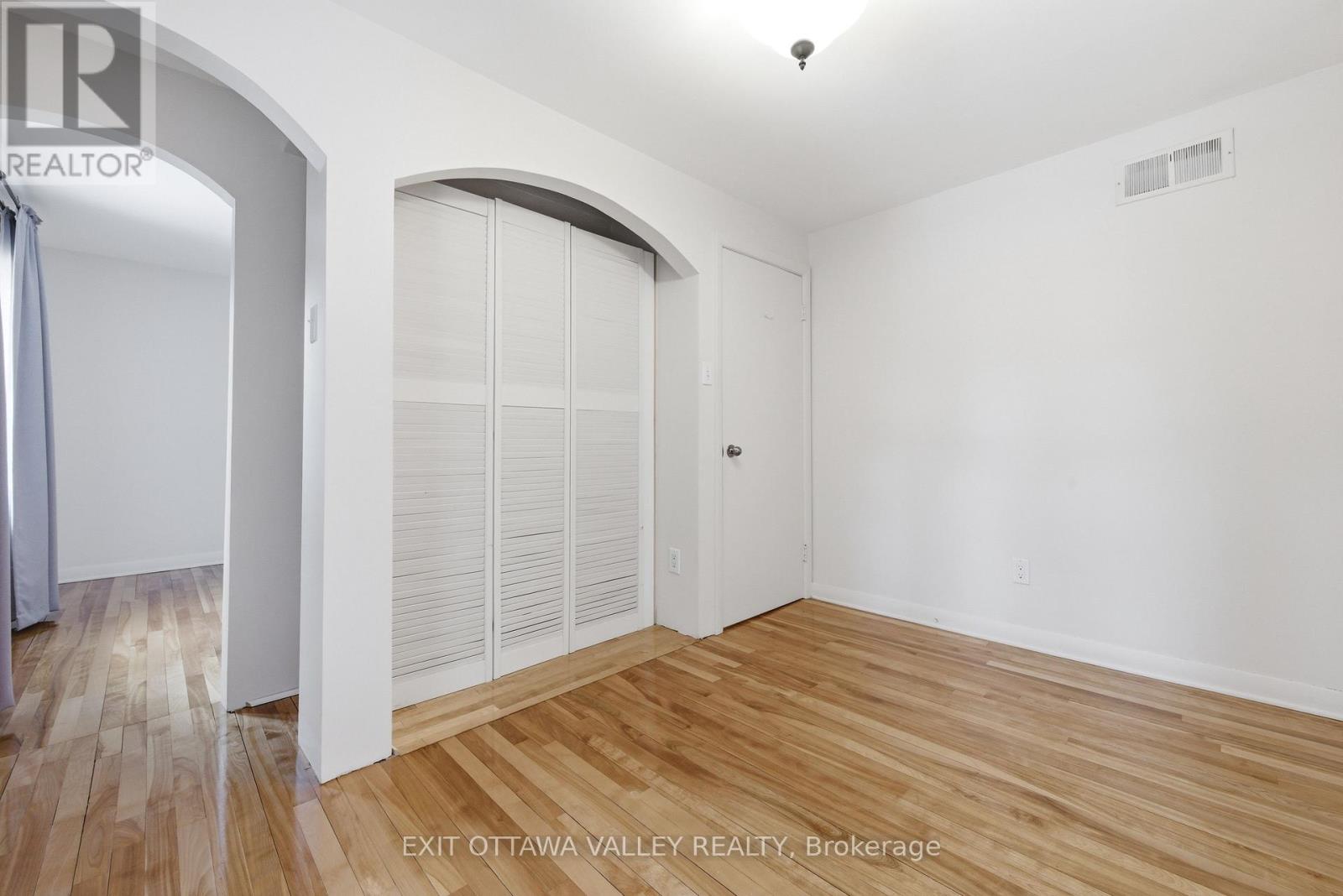 22 CABOT PLACE - 21