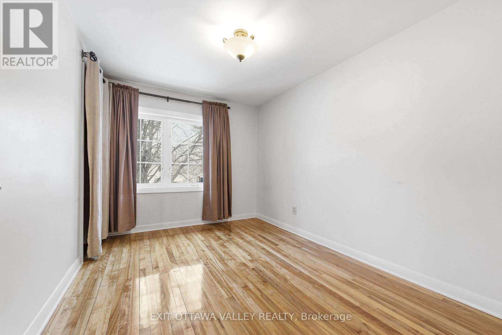 22 CABOT PLACE - 22