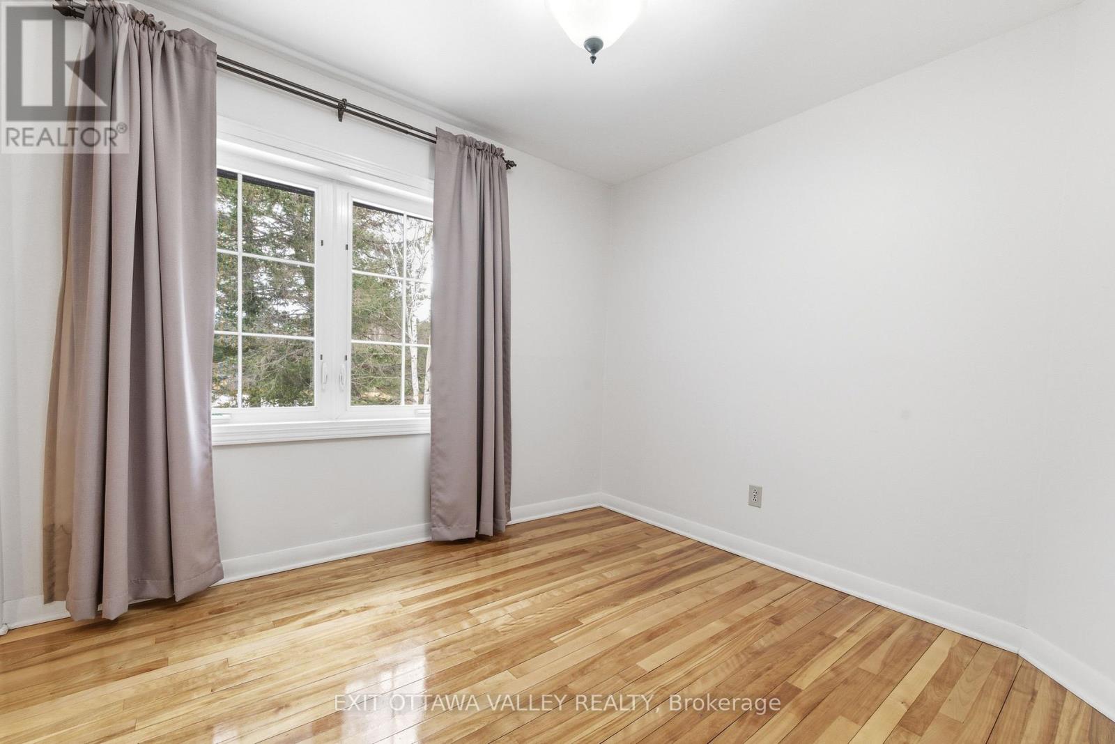 22 CABOT PLACE - 23