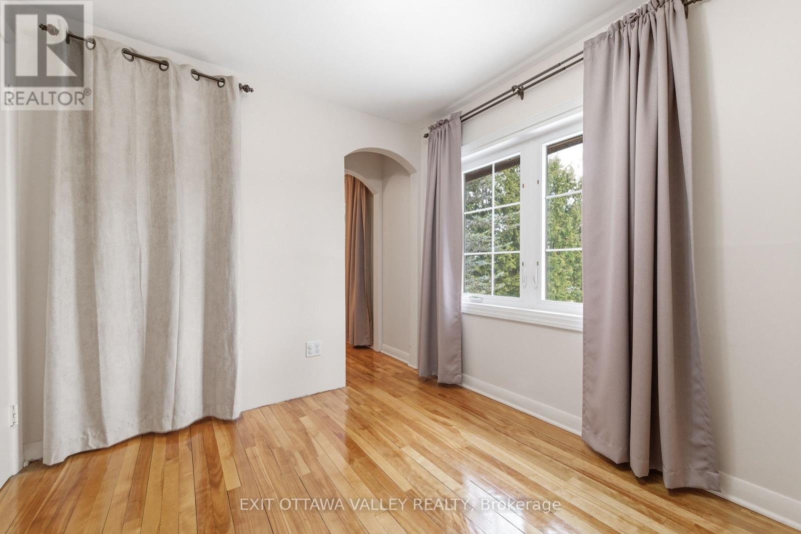 22 CABOT PLACE - 24