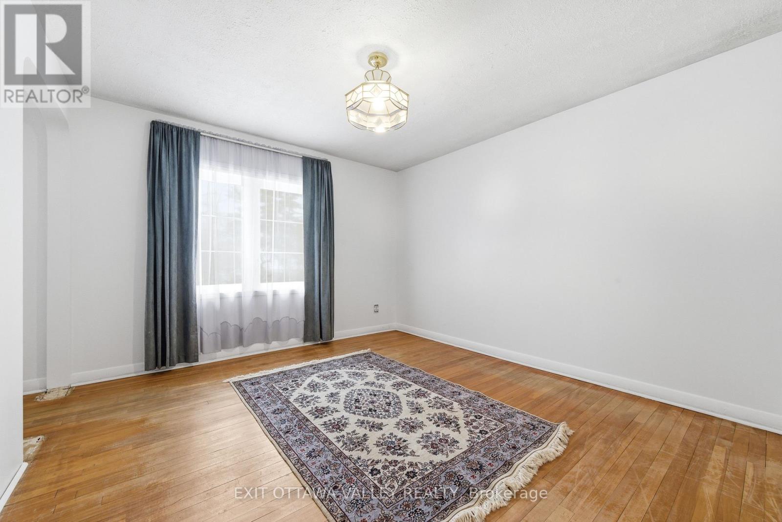 22 CABOT PLACE - 27