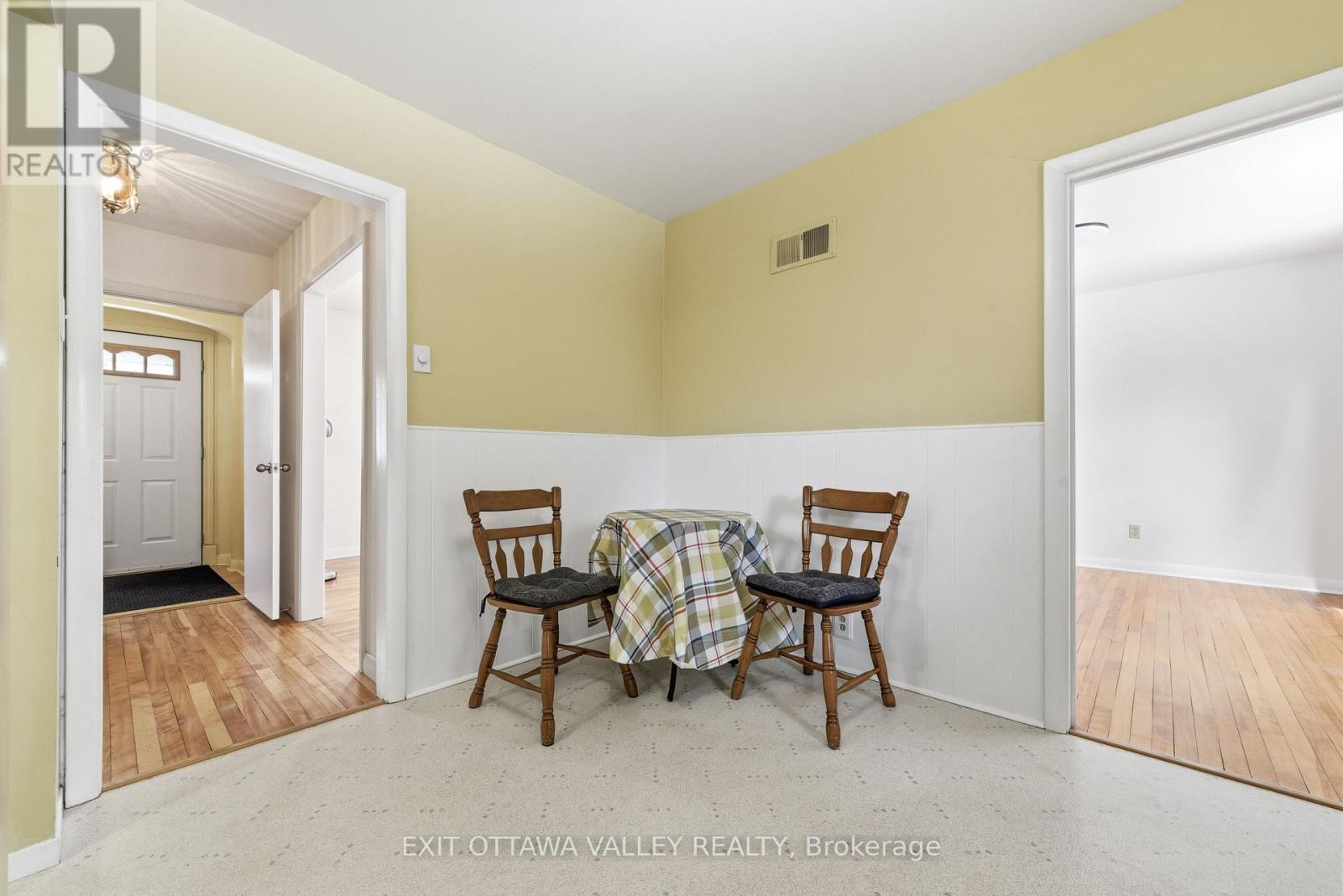 22 CABOT PLACE - 4