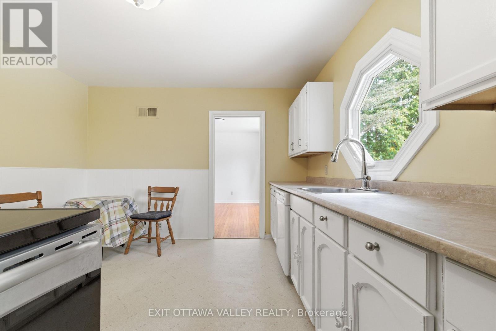 22 CABOT PLACE - 5