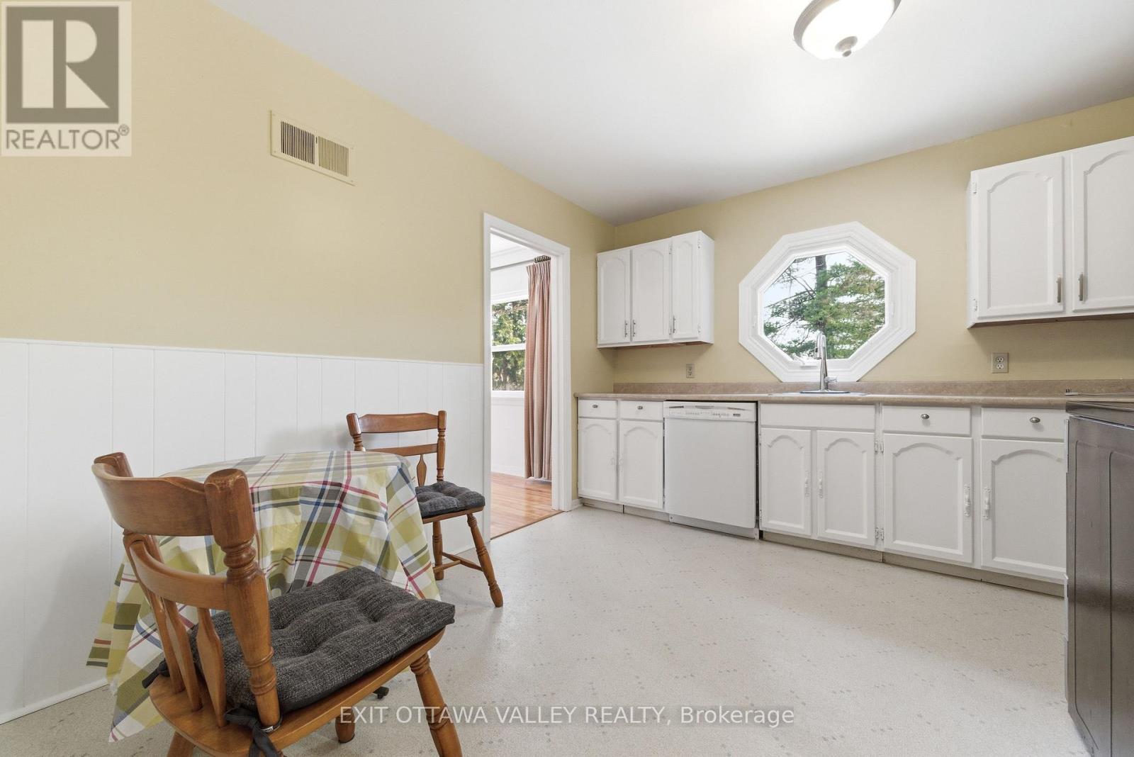 22 CABOT PLACE - 6