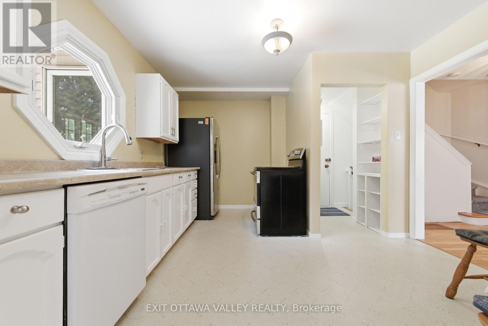 22 CABOT PLACE - 8