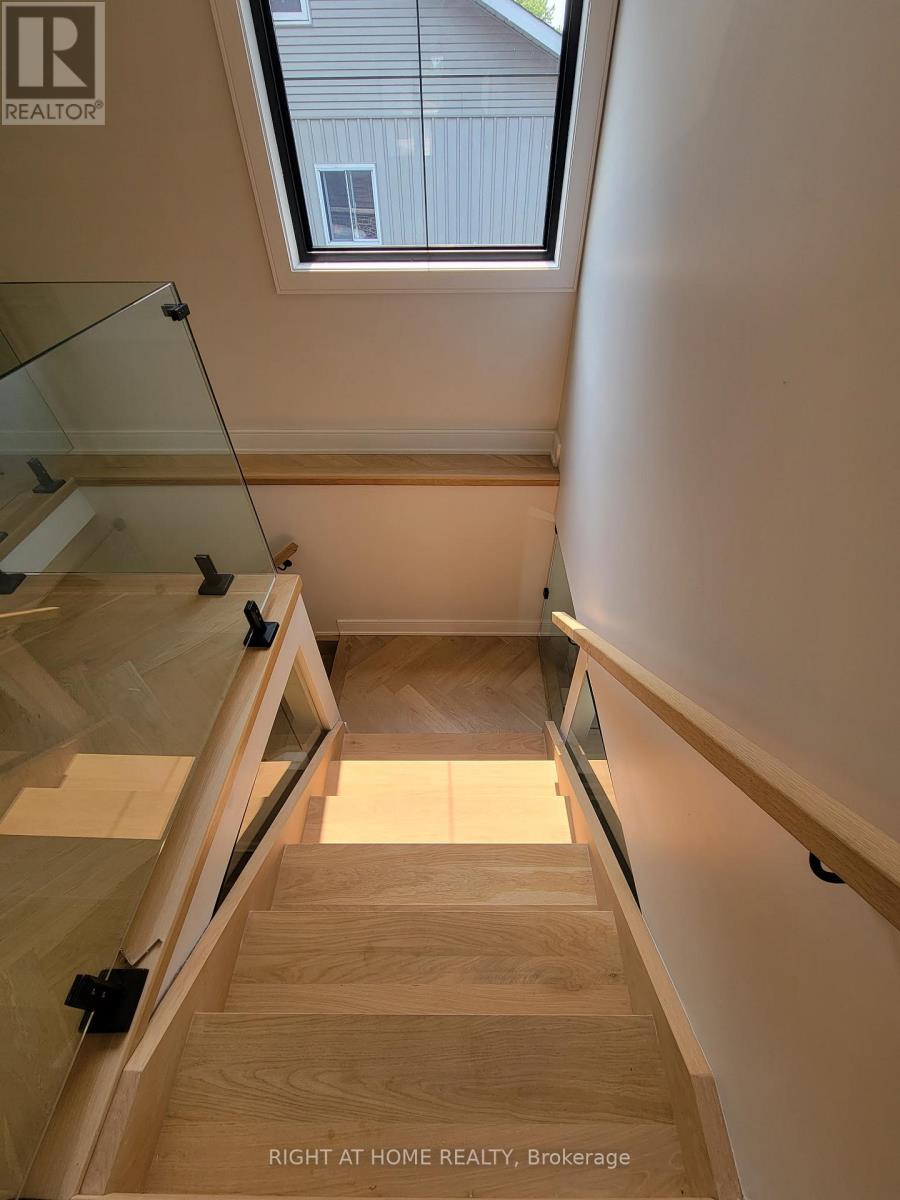 215 BAYVIEW AVENUE - Image 41