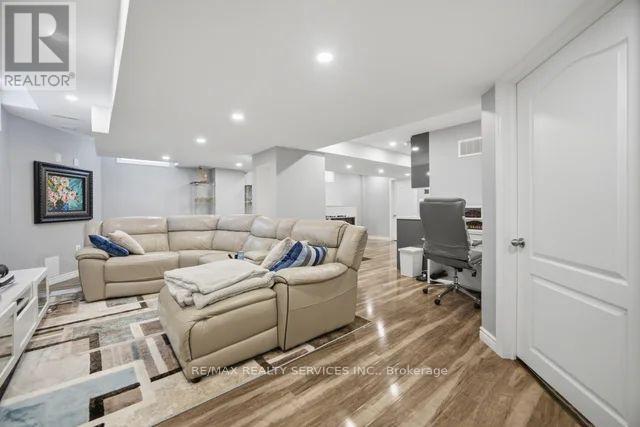 19 THORNBUSH BOULEVARD - Image 42