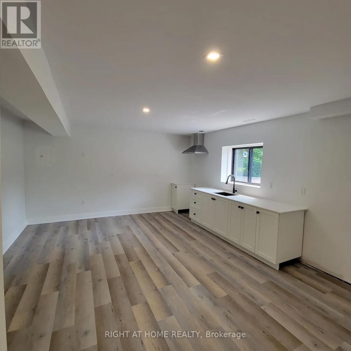 215 BAYVIEW AVENUE - Image 48