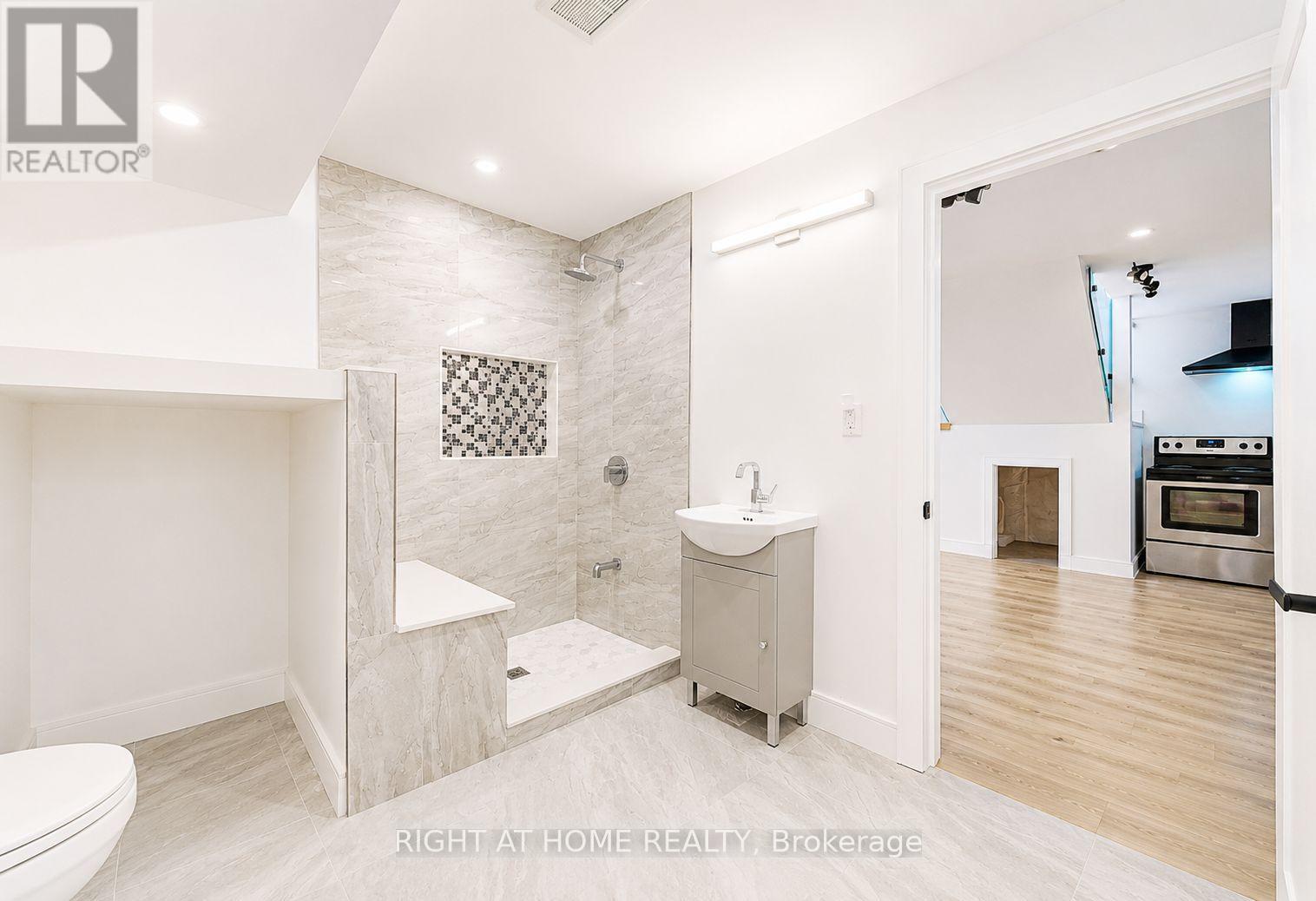 215 BAYVIEW AVENUE - Image 27