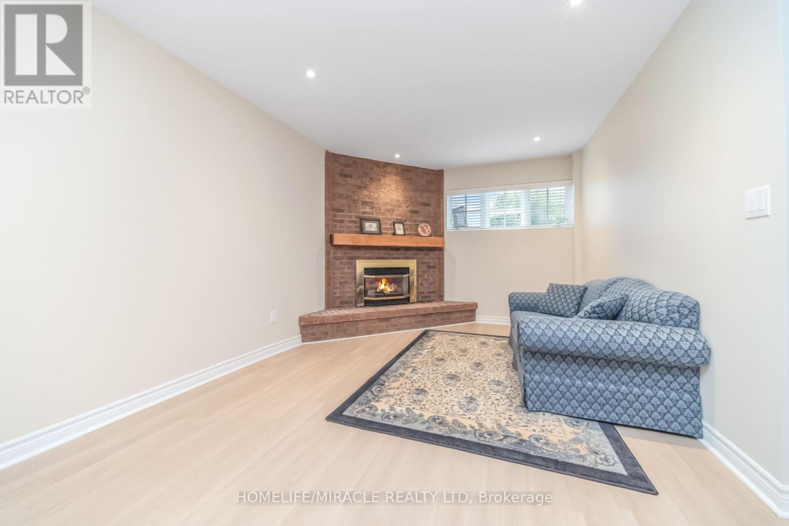 37 BLACKTHORN LANE - 25