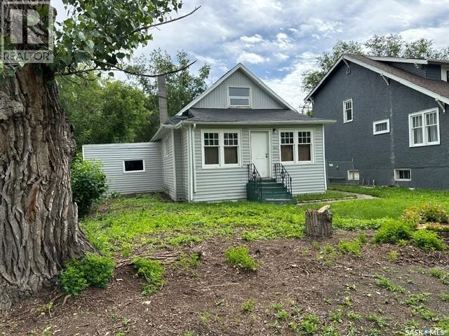 1447 Elphinstone STREET - 1