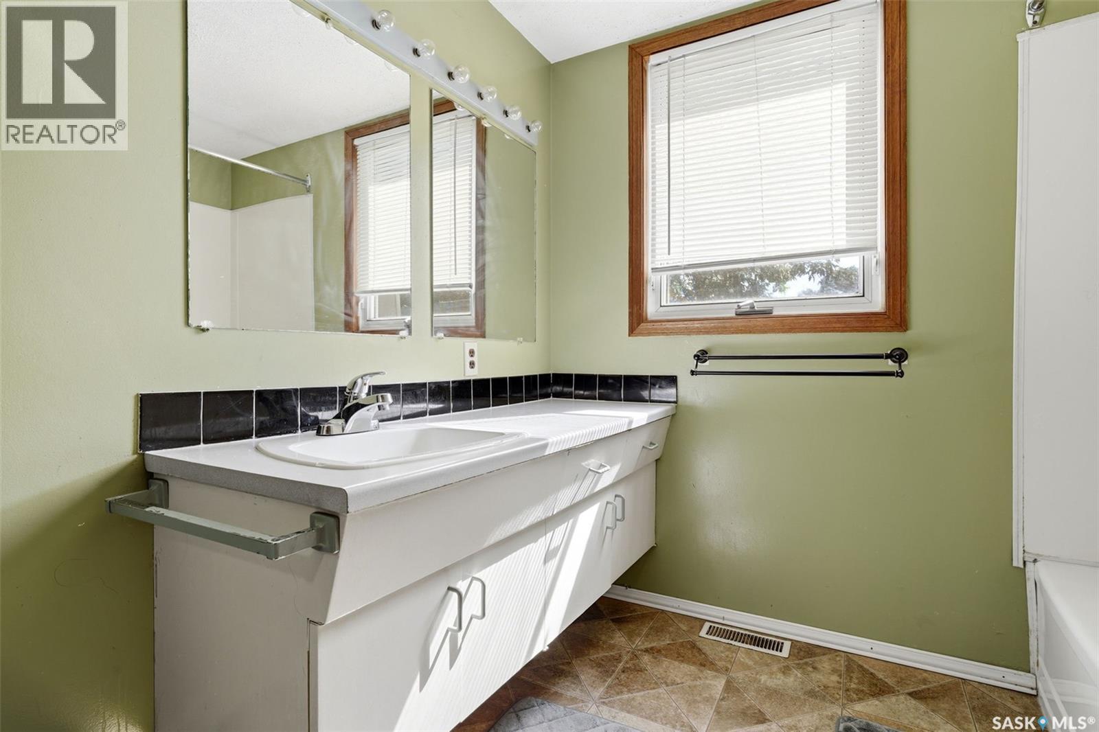 #98 OAKVIEW DRIVE - 20