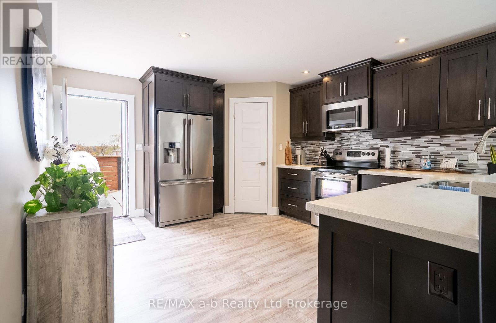 136 MAPLE LANE - 17