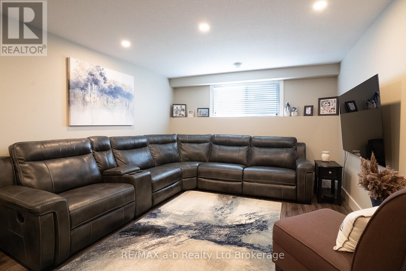 136 MAPLE LANE - 24