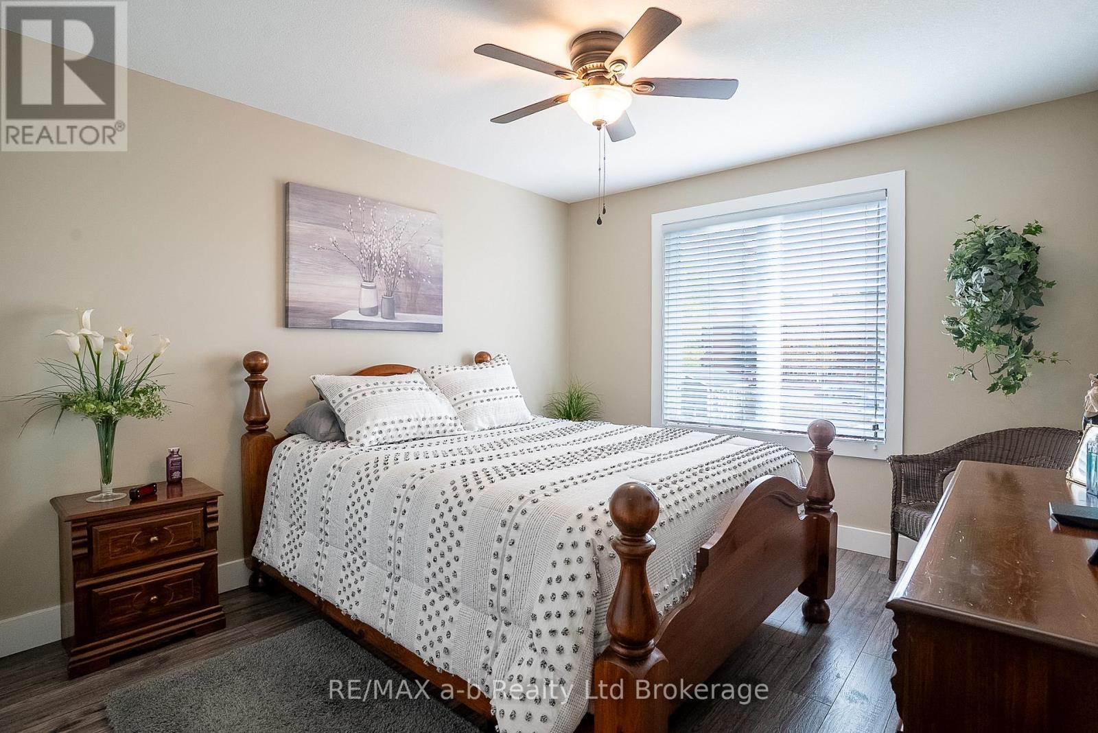 136 MAPLE LANE - 21