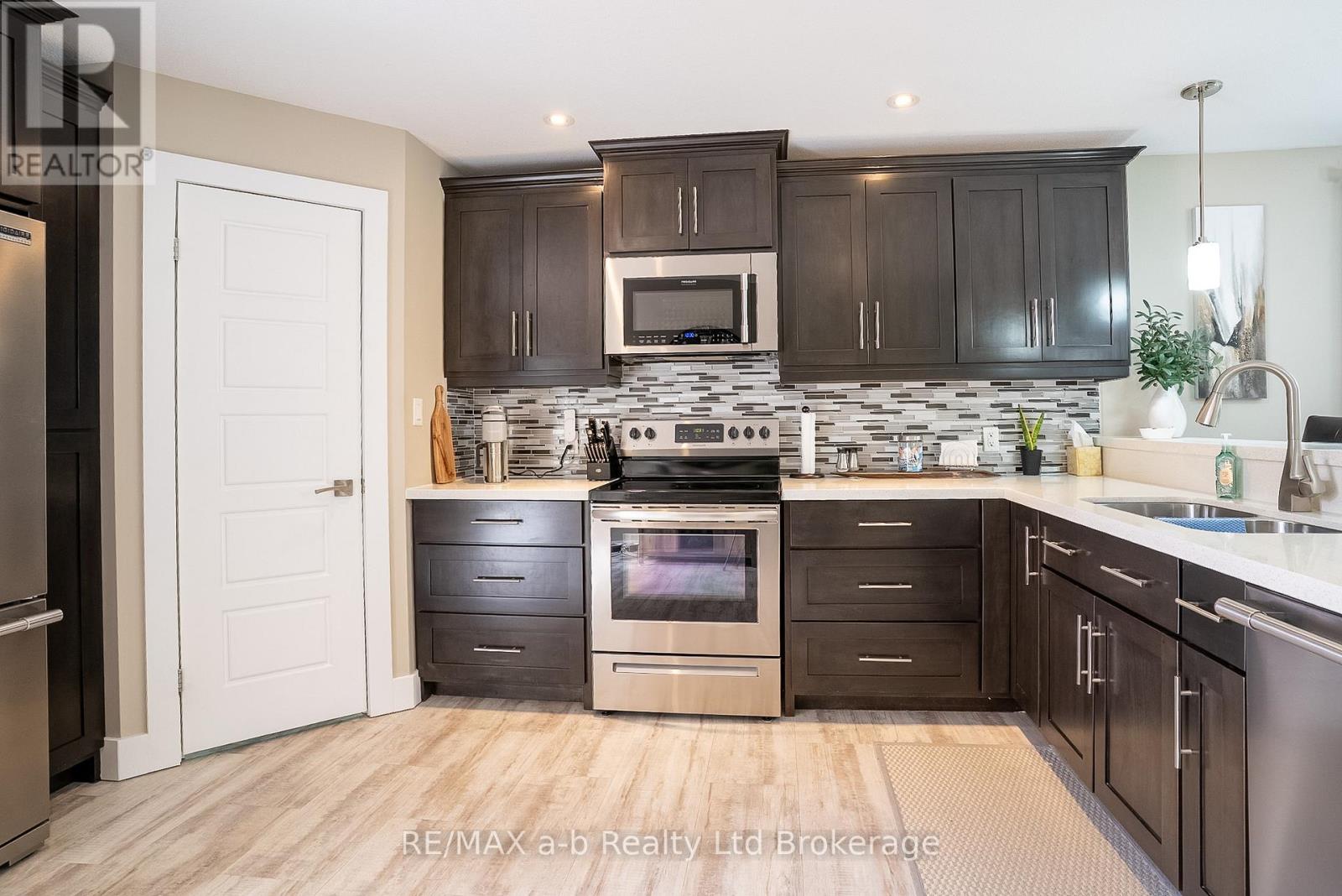 136 MAPLE LANE - 18