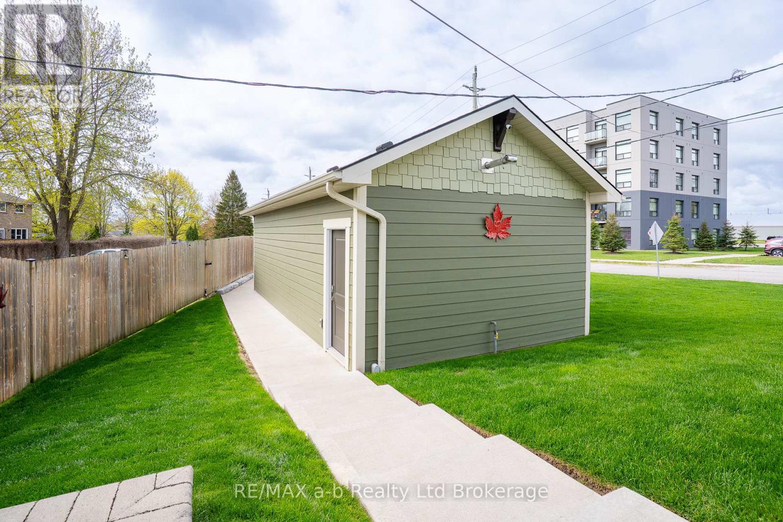 136 MAPLE LANE - 6