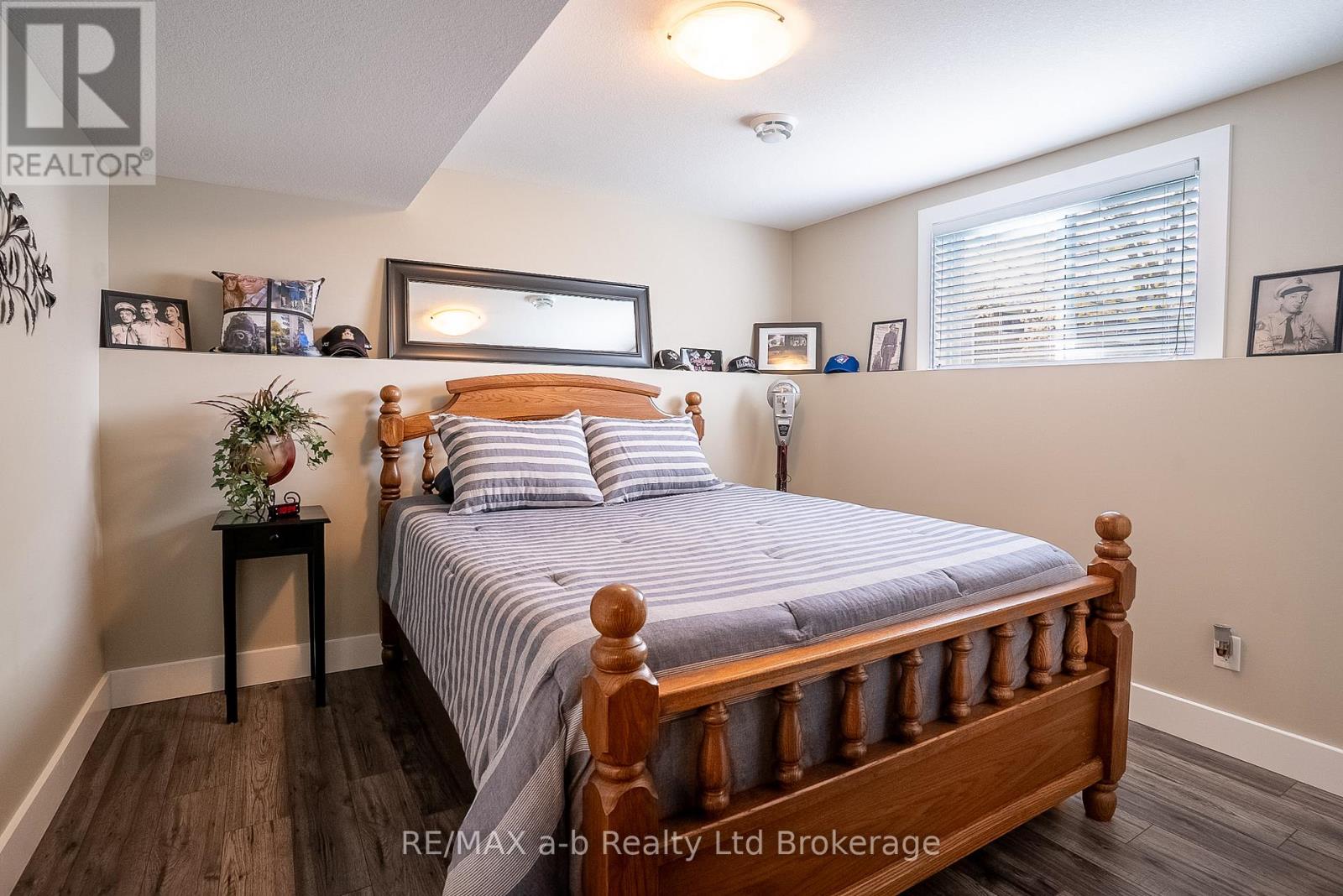 136 MAPLE LANE - 25