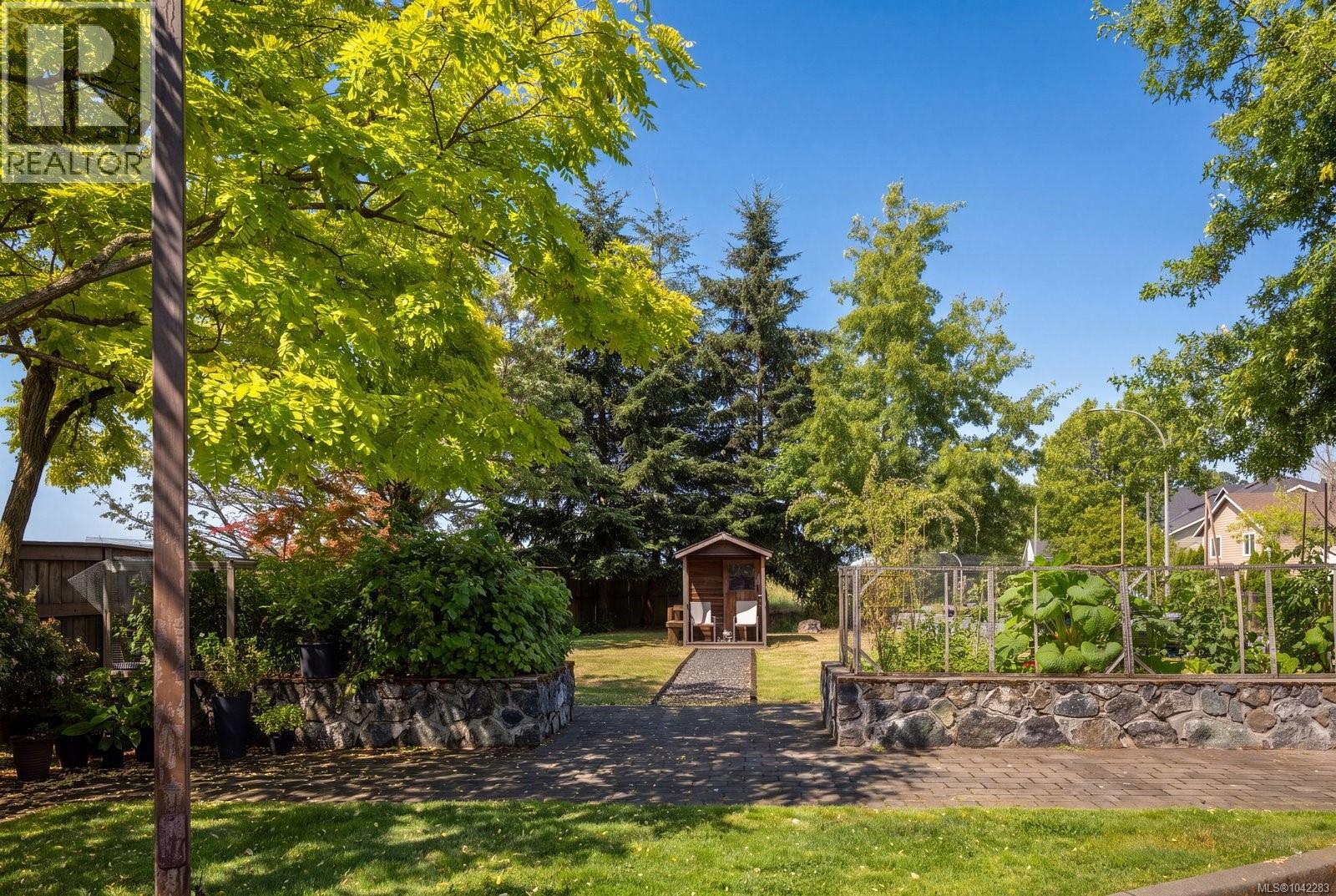304 4052 Douglas Street, Saanich