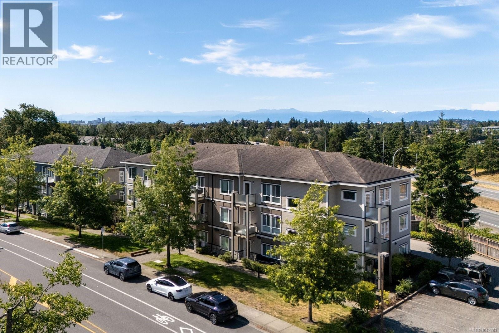 304 4052 Douglas Street, Saanich