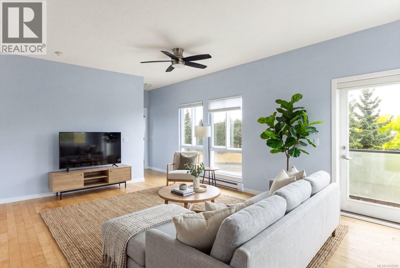 304 4052 Douglas Street, Saanich