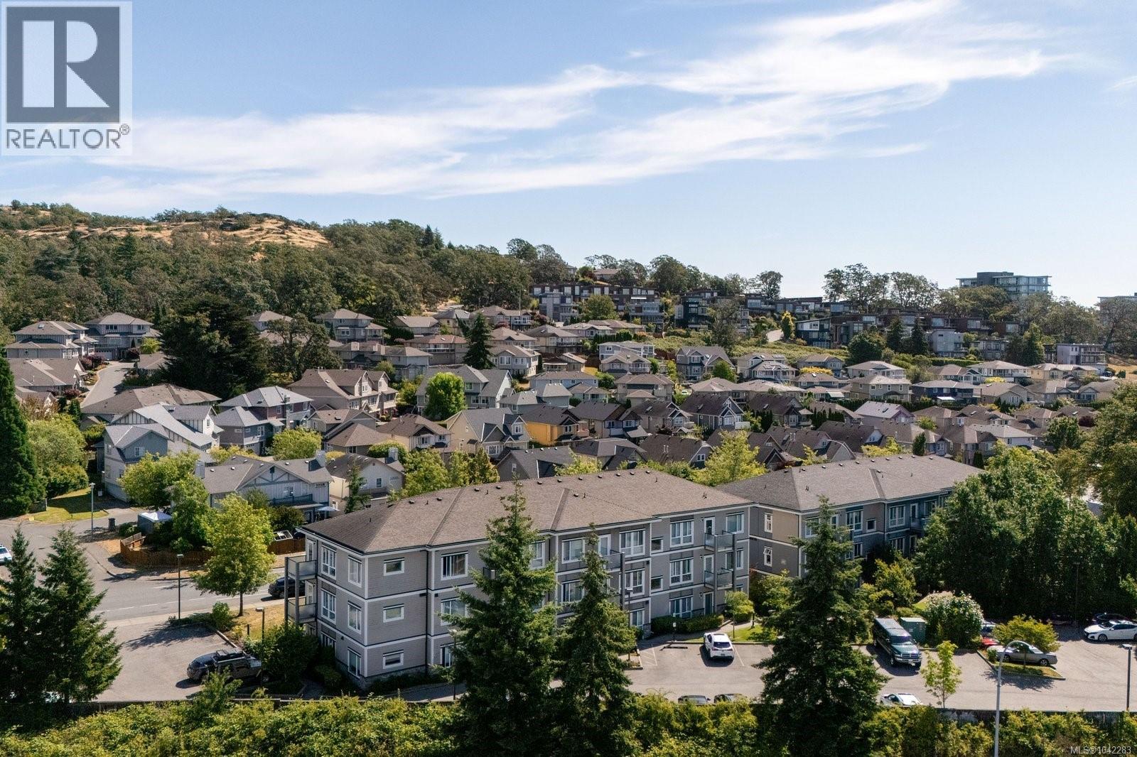304 4052 Douglas Street, Saanich