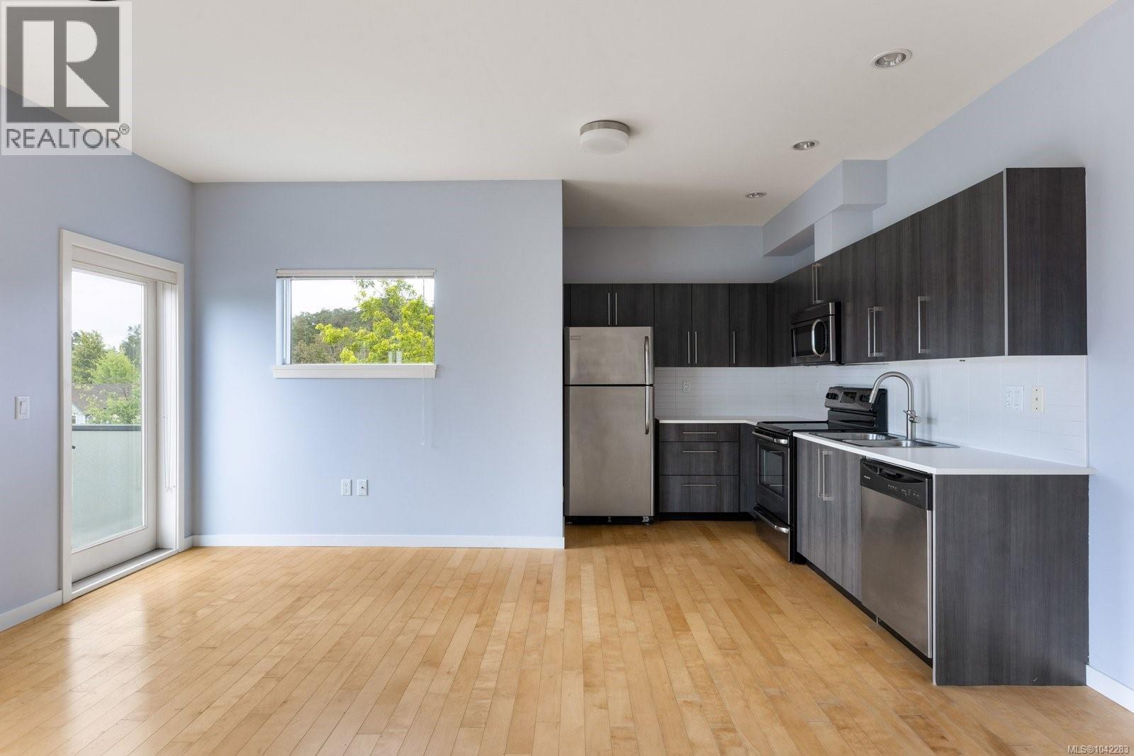 304 4052 Douglas Street, Saanich