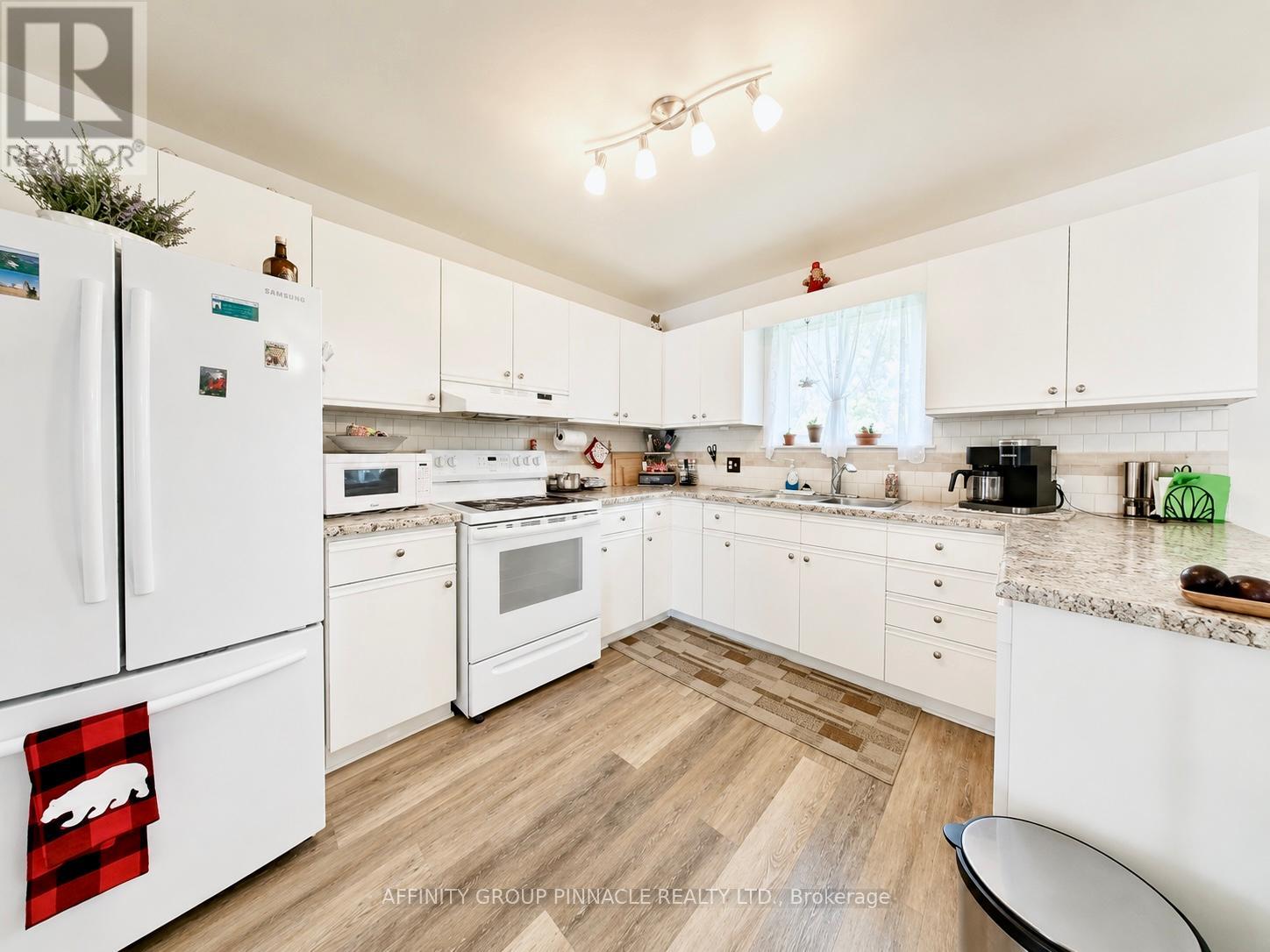#24 115 MARY STREET W - 10