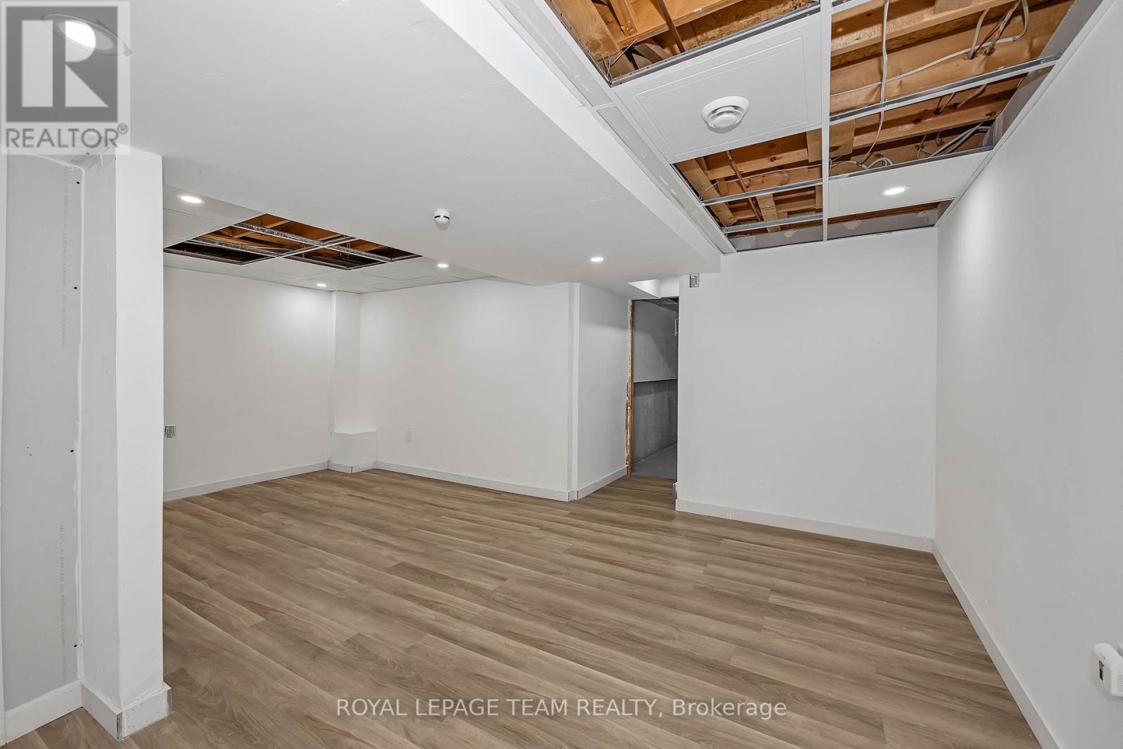 563 PARASOL COURT - 31