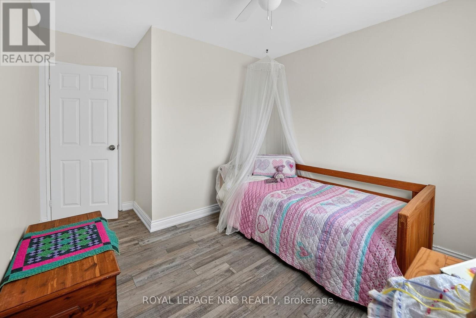 #4 453 WOODVIEW ROAD - 20