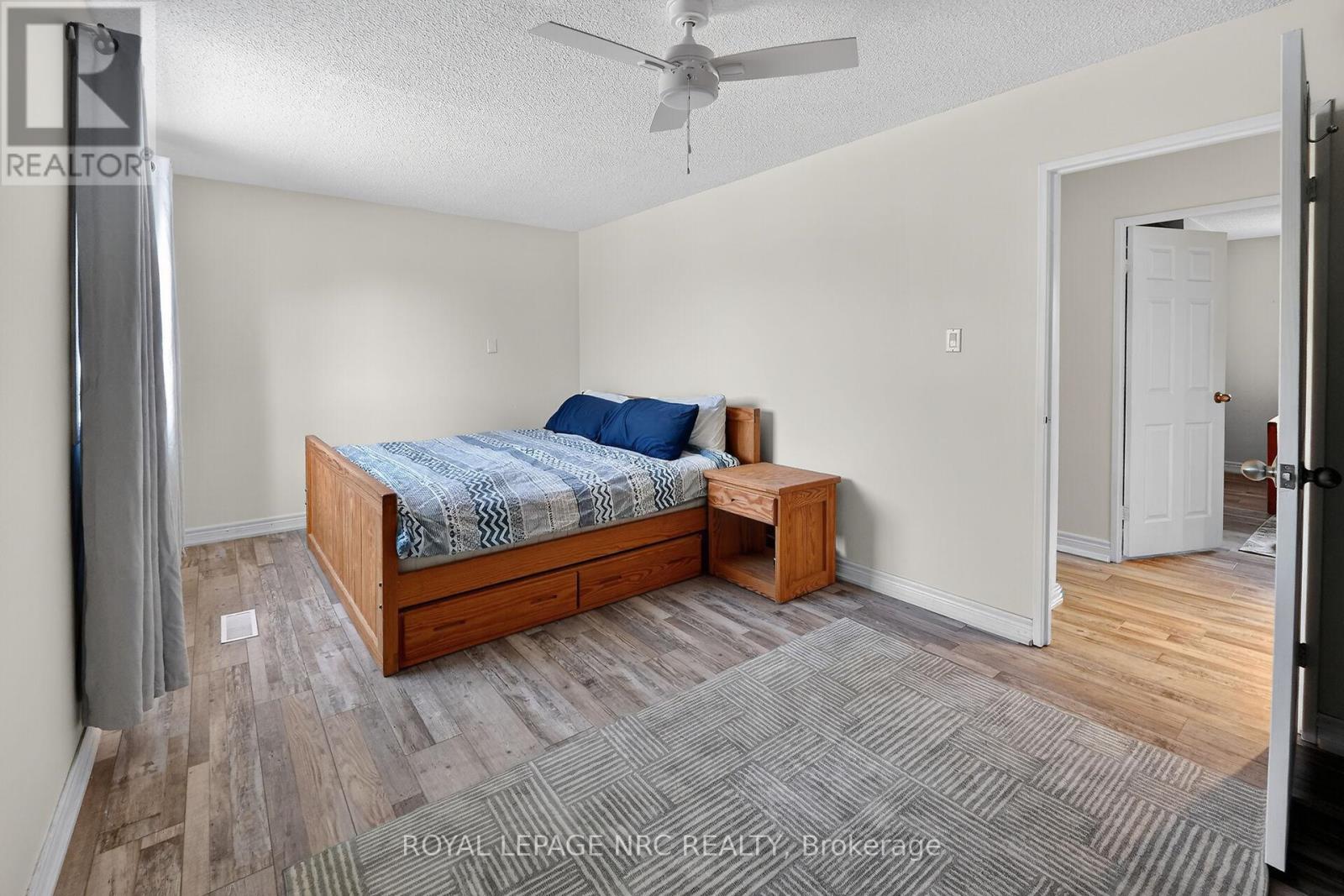 #4 453 WOODVIEW ROAD - 13