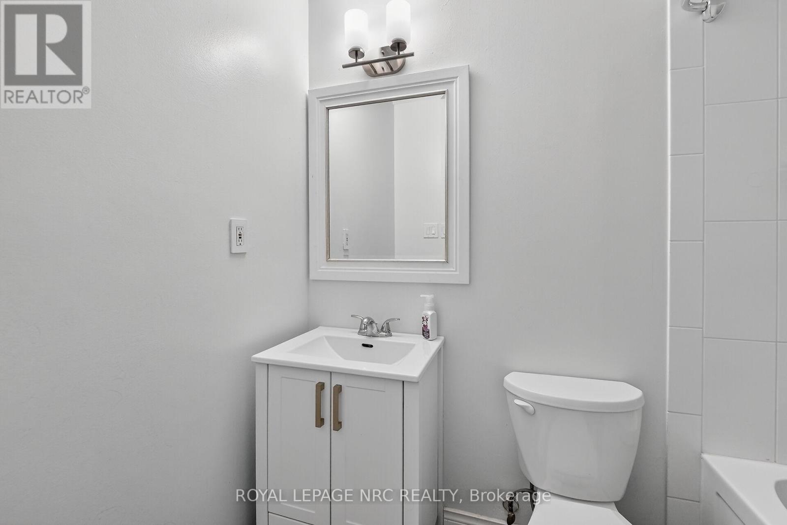 #4 453 WOODVIEW ROAD - 22
