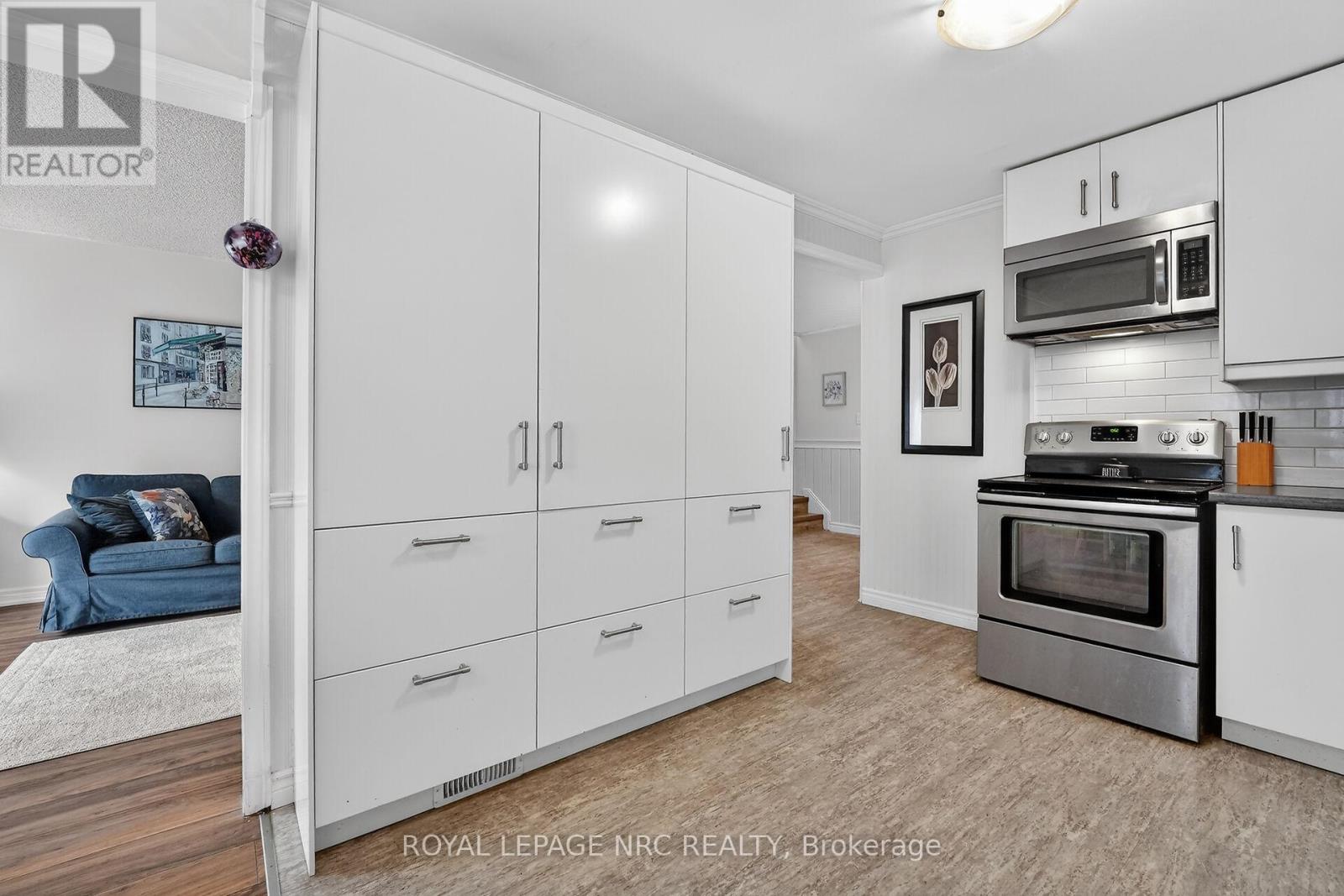 #4 453 WOODVIEW ROAD - 4
