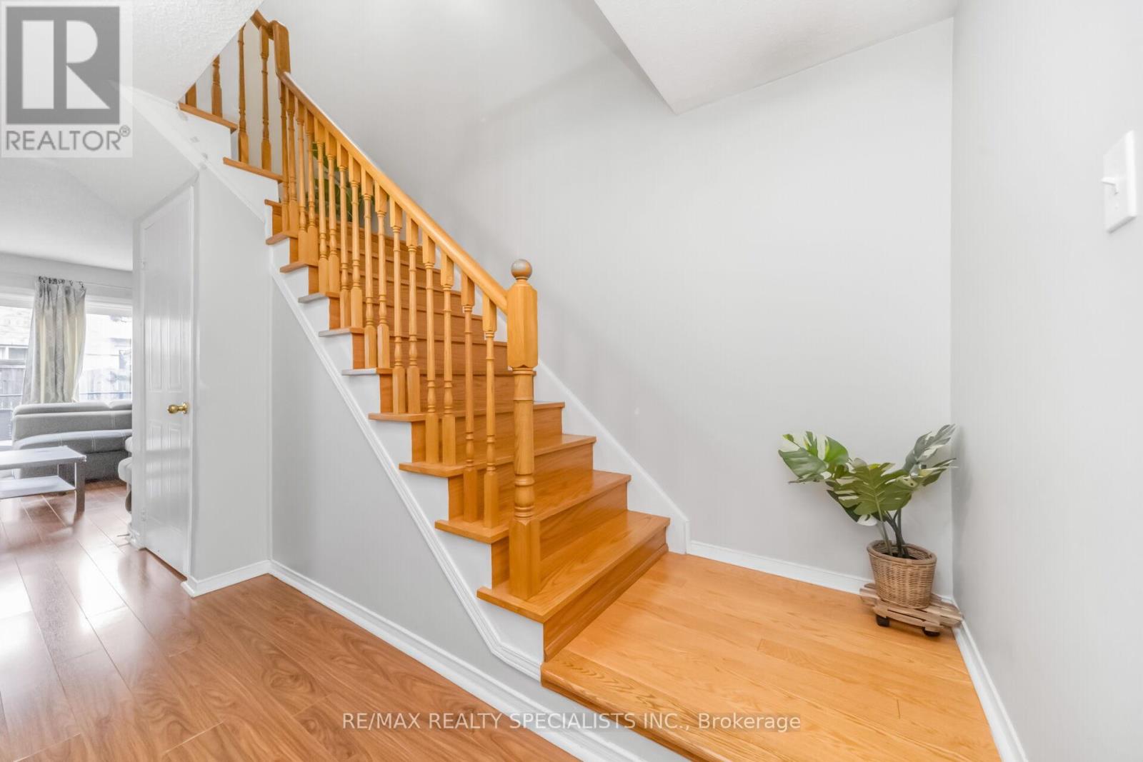 90 WICKSTEAD COURT - 23