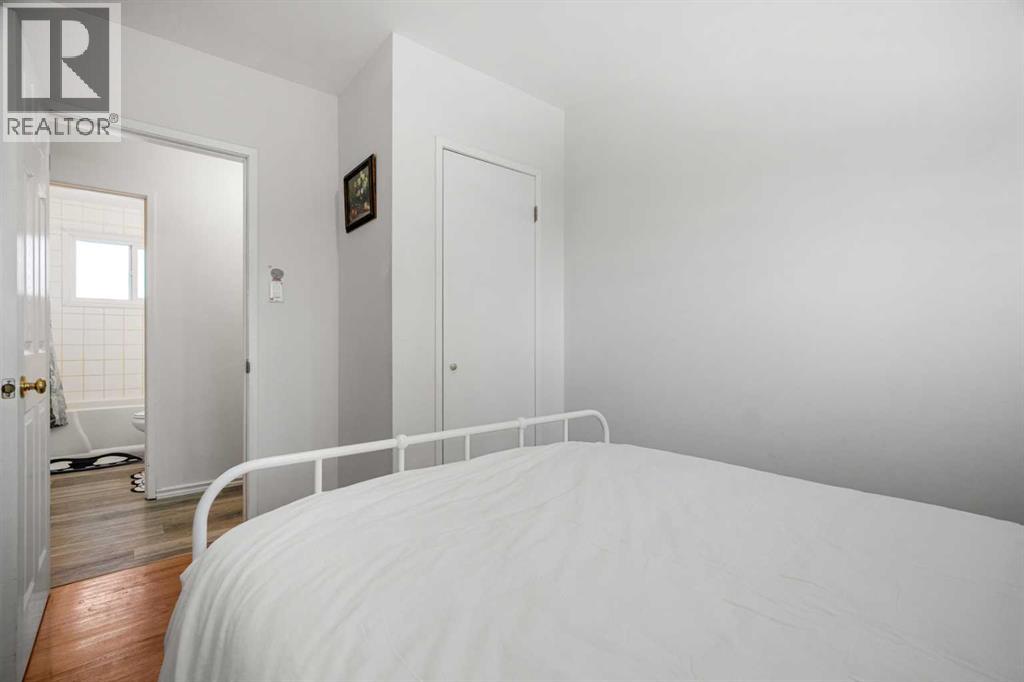 1527 46 Street SE - 16