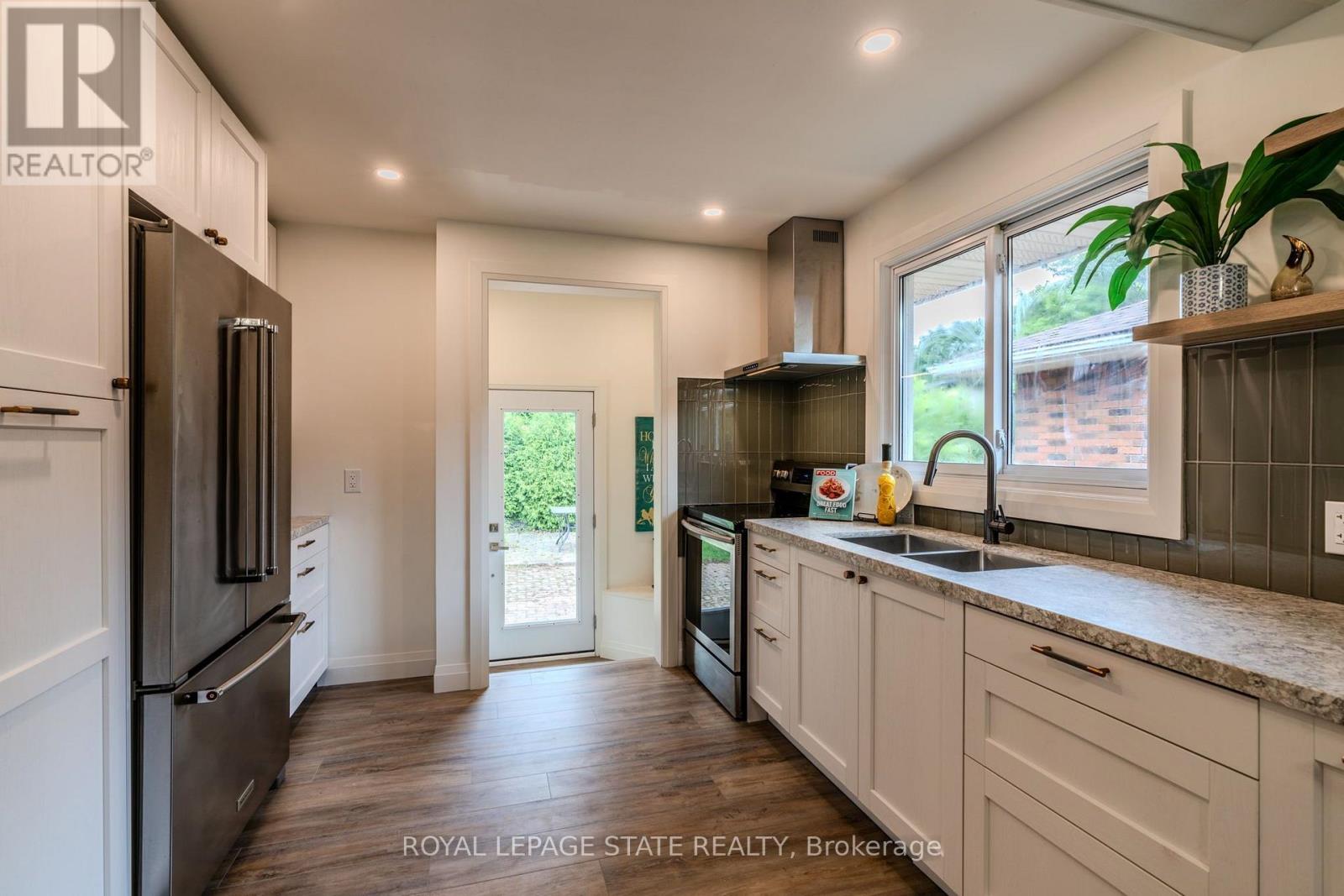 17 WOODSVIEW AVENUE - 9