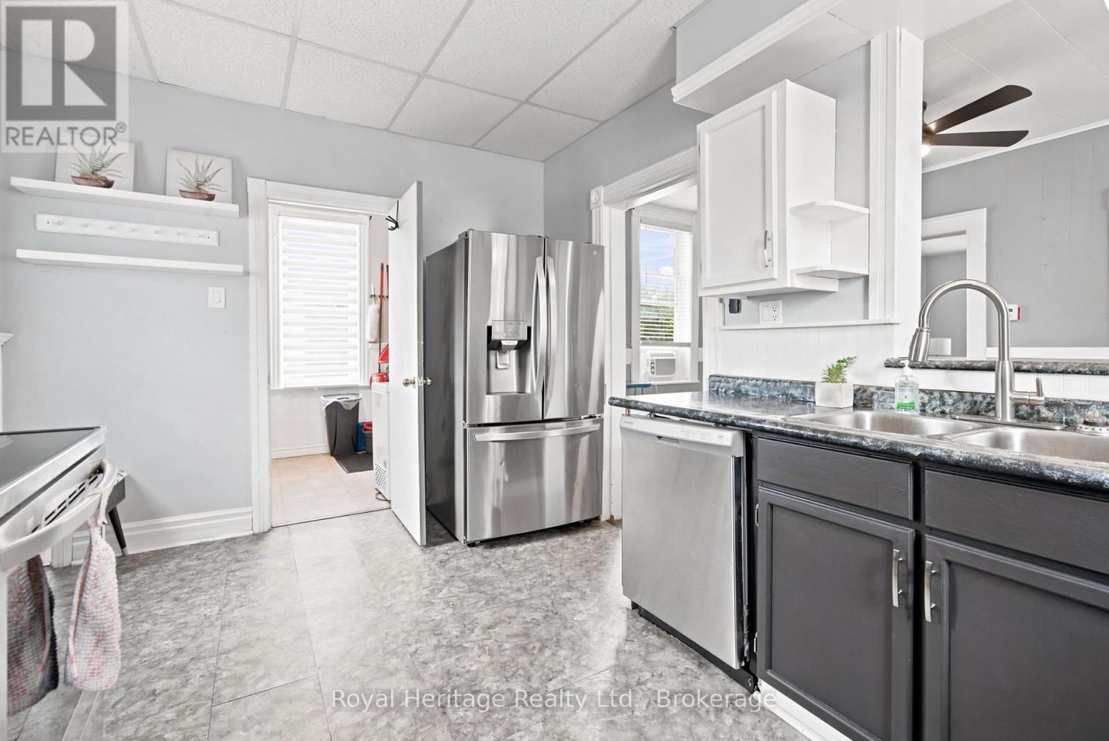 61 LINDSAY STREET N - 10