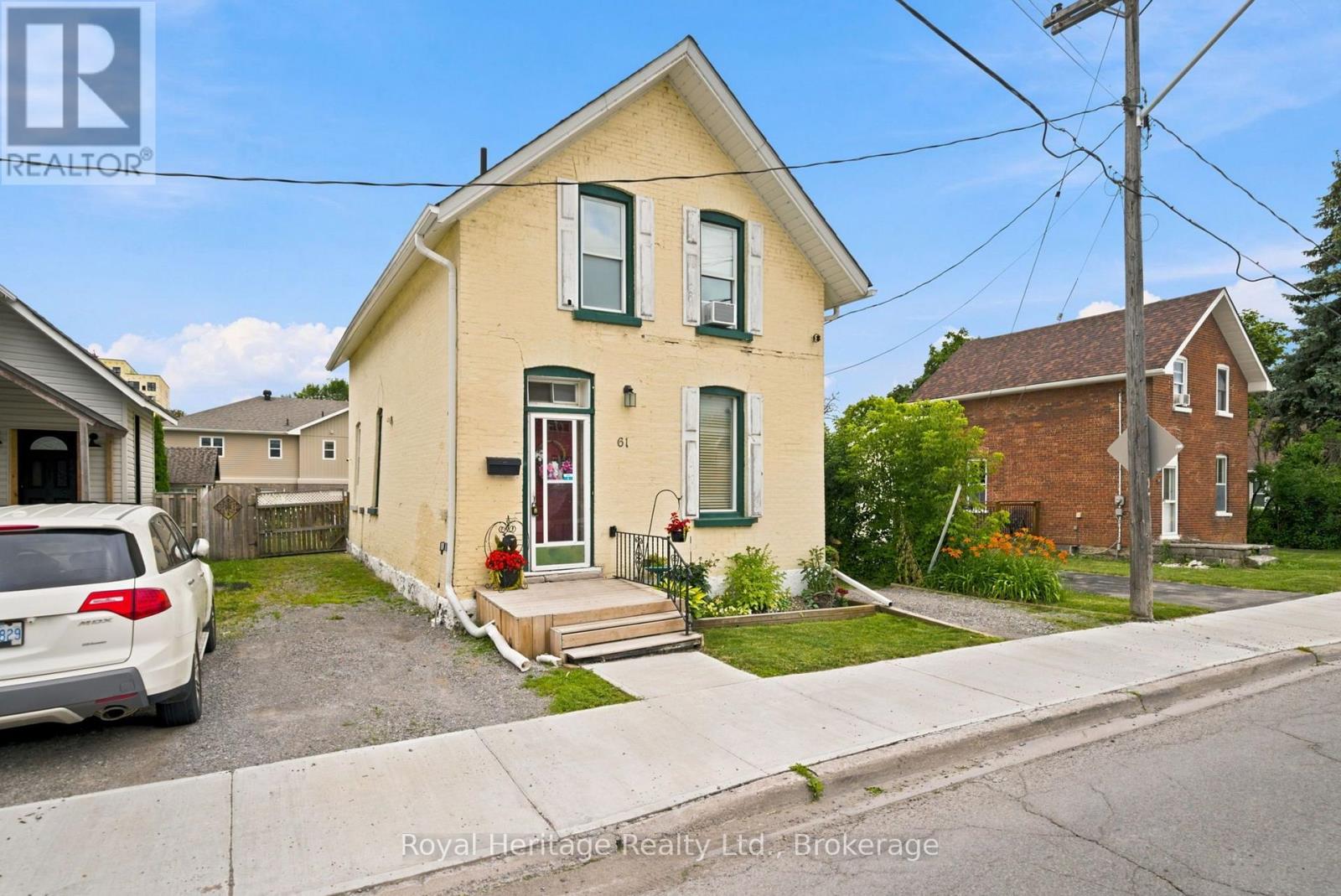 61 LINDSAY STREET N - 1