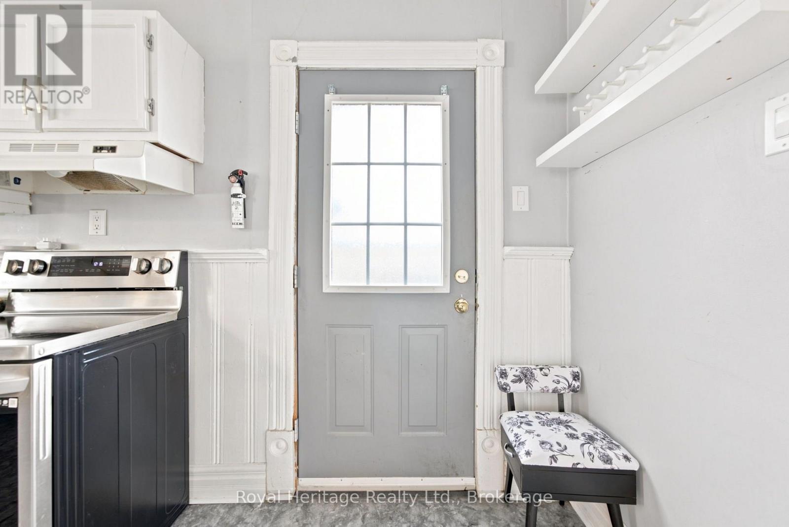 61 LINDSAY STREET N - 2