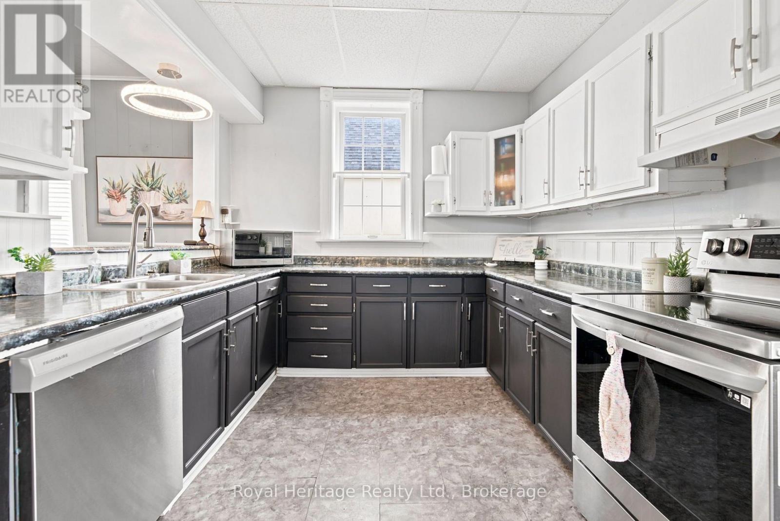 61 LINDSAY STREET N - 9