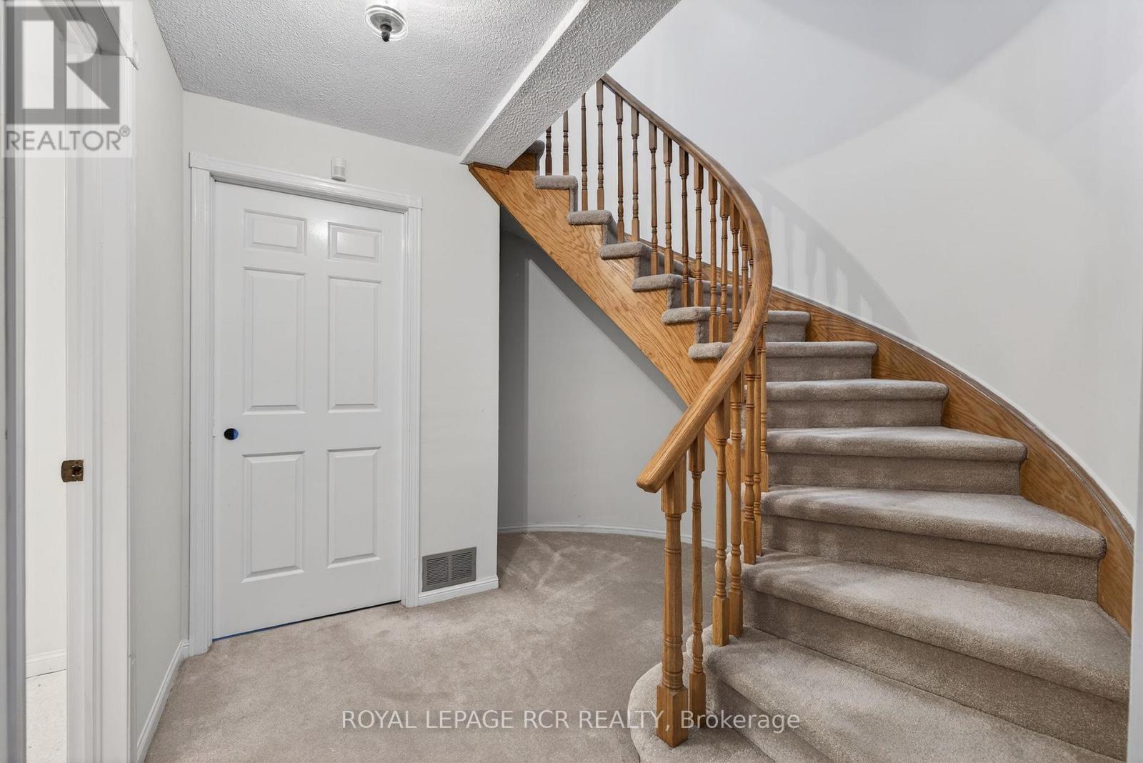 #44 68 CONFEDERATION WAY - 36