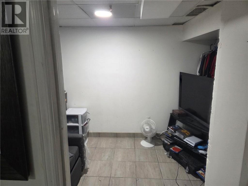879 Charlotte Street - Image 33