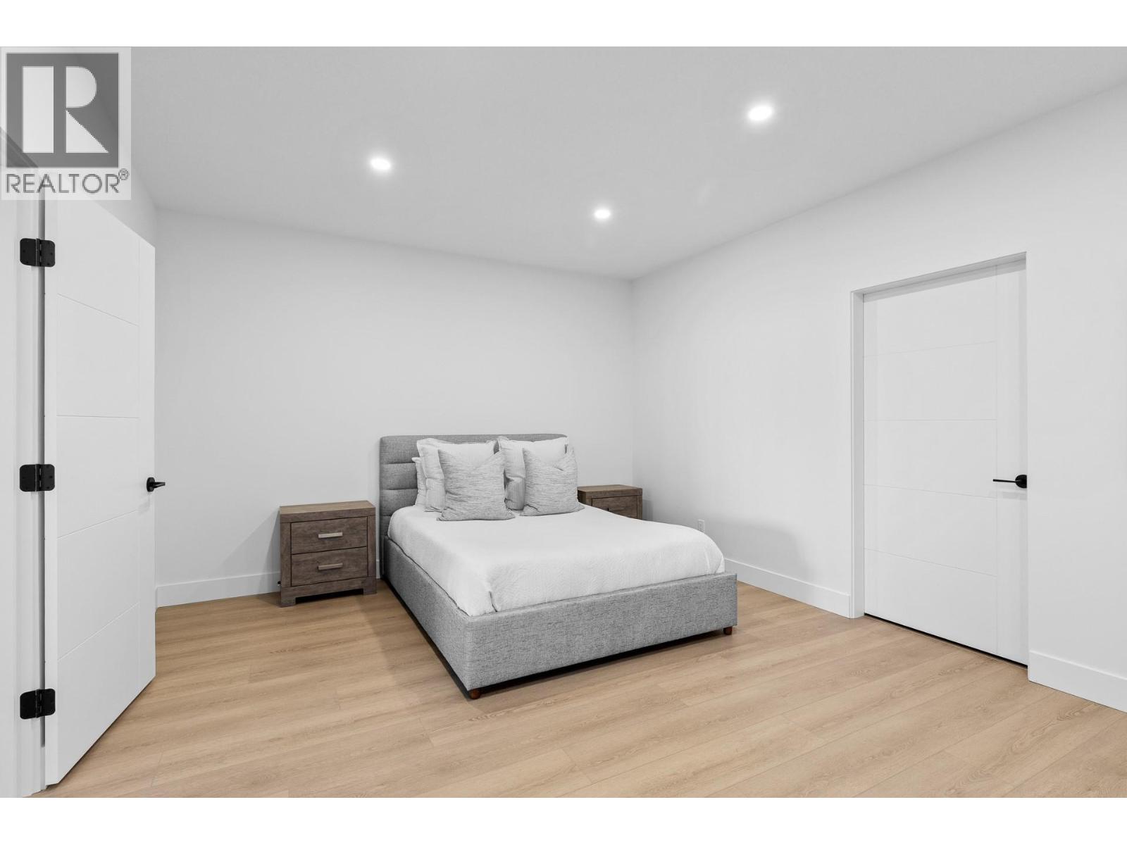 1042 Emslie Street - 36
