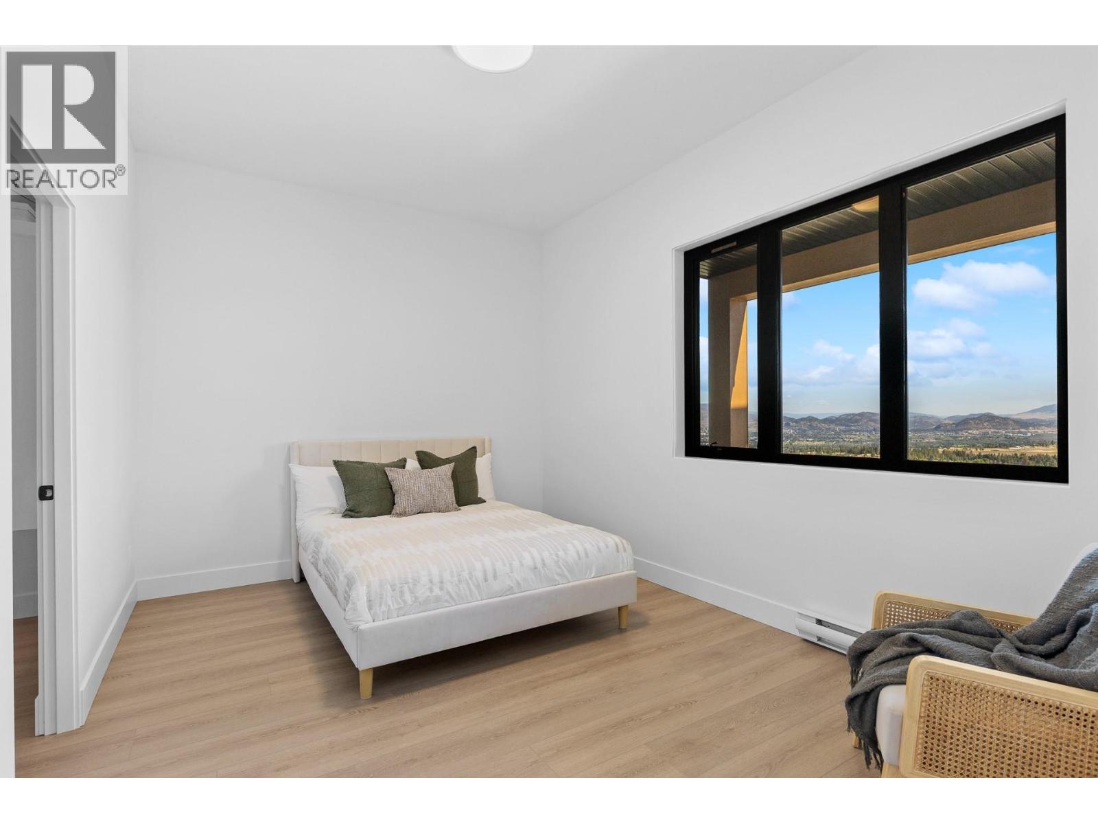 1042 Emslie Street - 41